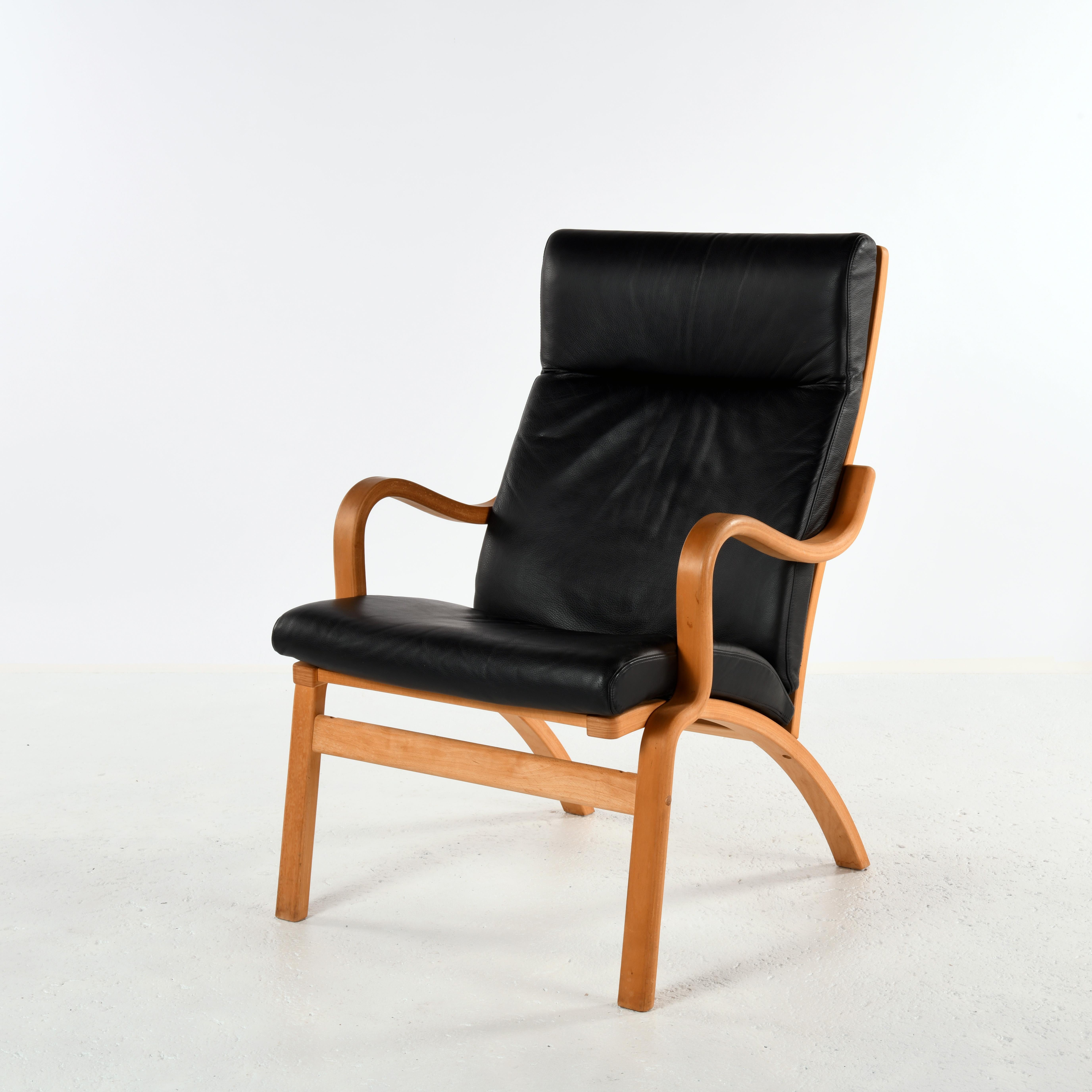 Contemporary Pair of danish armchair, curved multi-ply beech and black leather For Sale