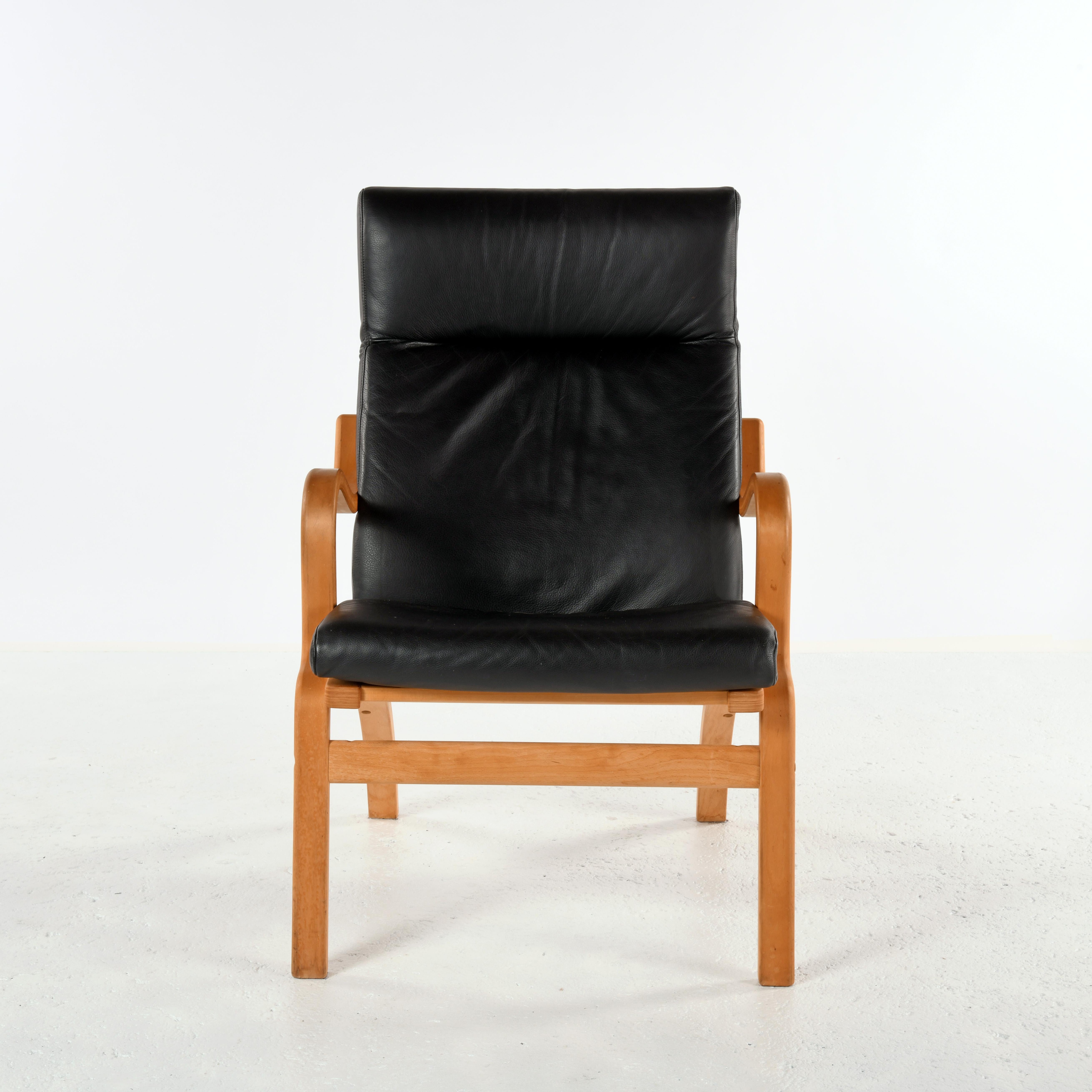 Leather Pair of danish armchair, curved multi-ply beech and black leather For Sale