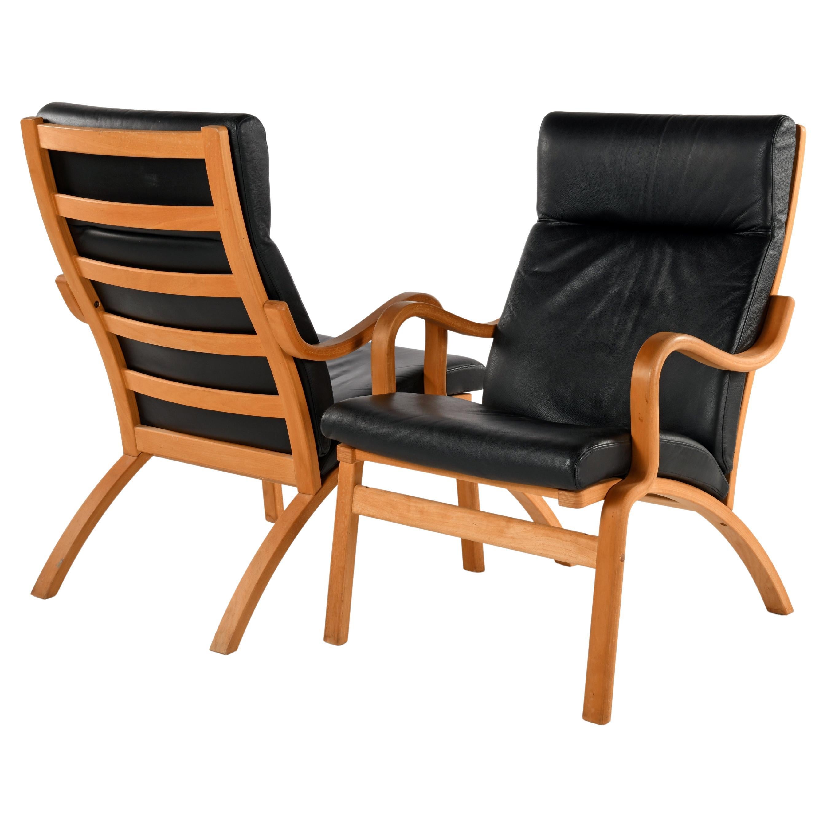 Paire de fauteuils danois, hêtre multiplis courbé et cuir noir en vente