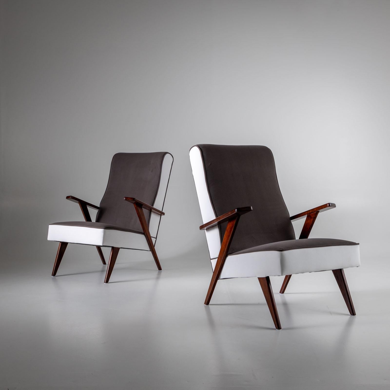Paire de fauteuils gris et blancs sur une élégante structure en bois avec accoudoirs, assise tapissée et dossier légèrement ondulé. Les fauteuils ont été polis et retapissés dans un motif bicolore. 