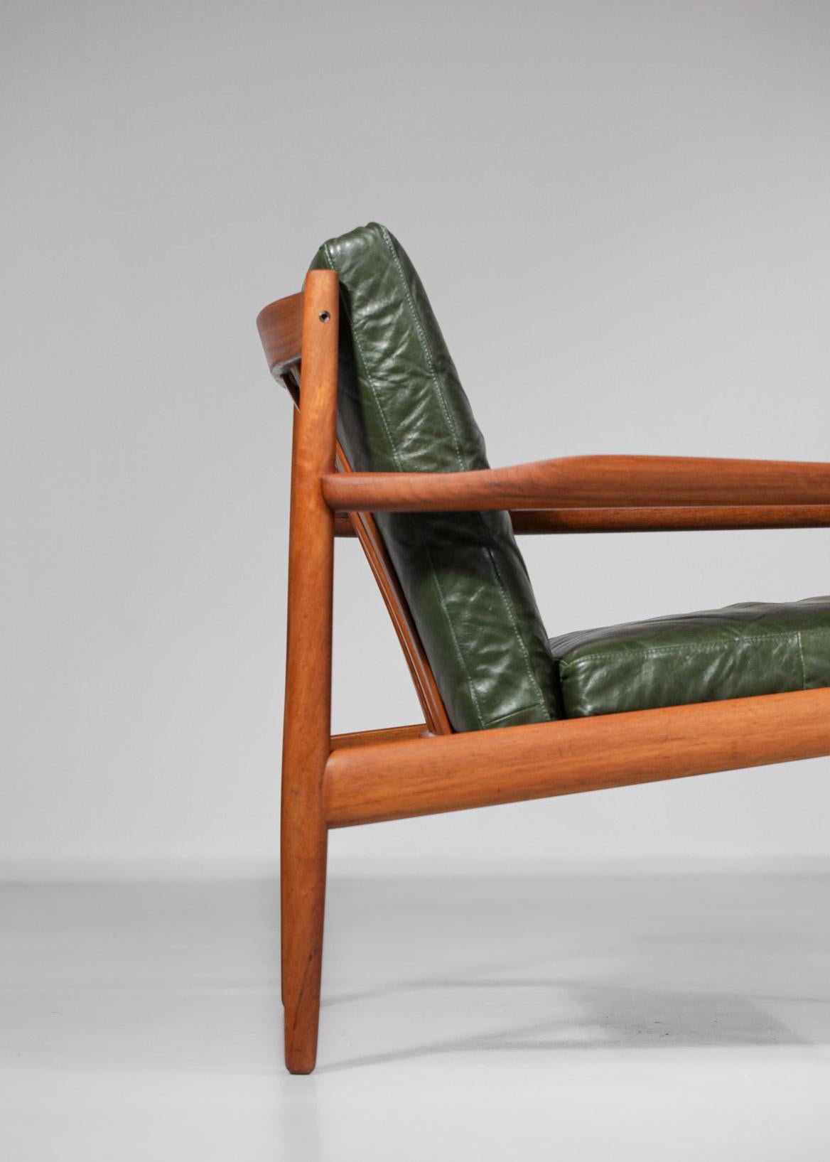 Pair of armchairs of the famous designer Arne Vodder of the years 1960 published Glostrup. Structure in solid teak and cushion in dark green leather of origin. Very nice work on the curved arms typical of the Scandinavian design of the time.