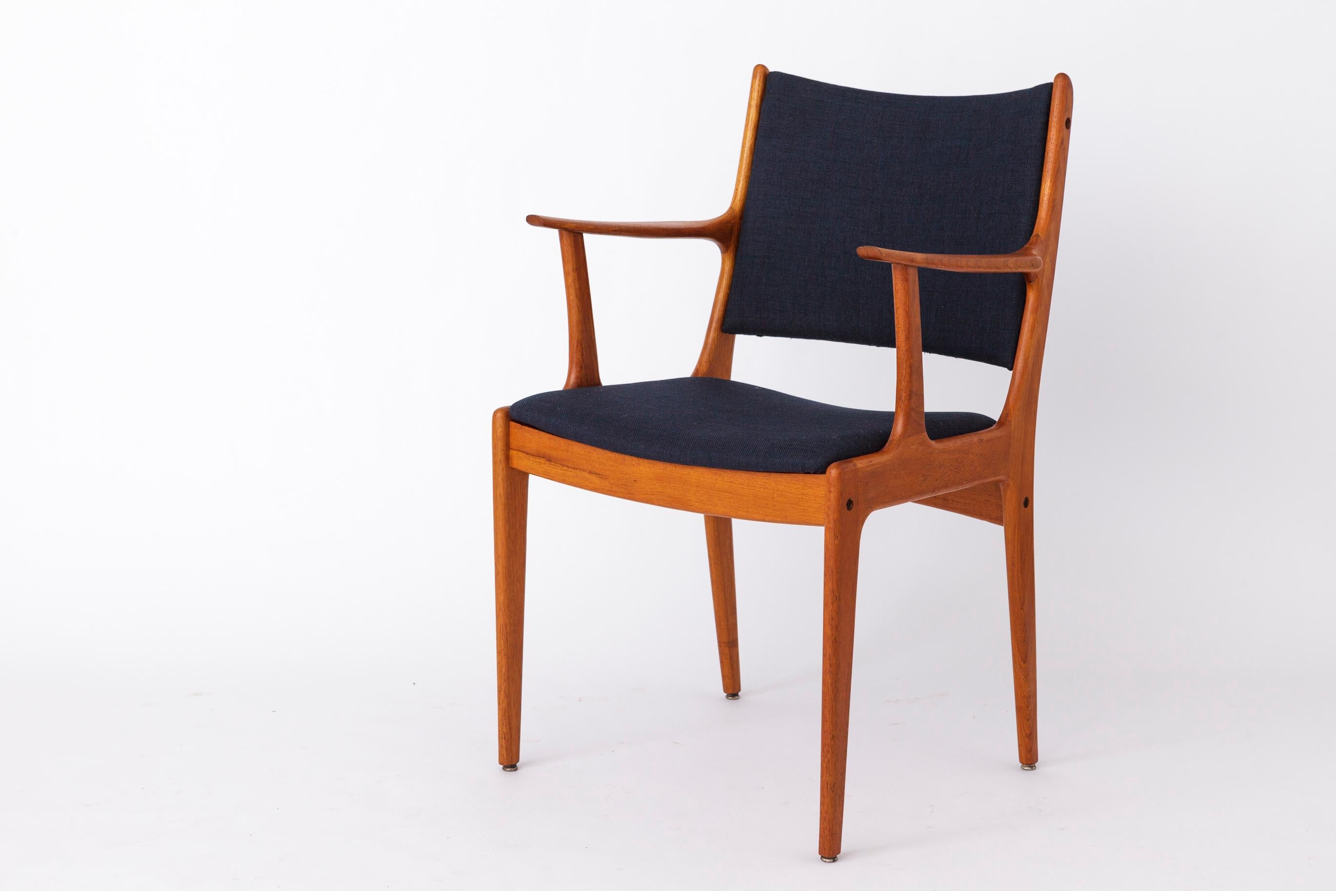 Coppia di poltrone danesi di Johannes Andersen  1960s ✨

🪑 Design scandinavo senza tempo
Una splendida coppia di poltrone del famoso designer danese Johannes Andersen, realizzate dalla Uldum Møbelfabrik negli anni Sessanta. Queste sedie mostrano