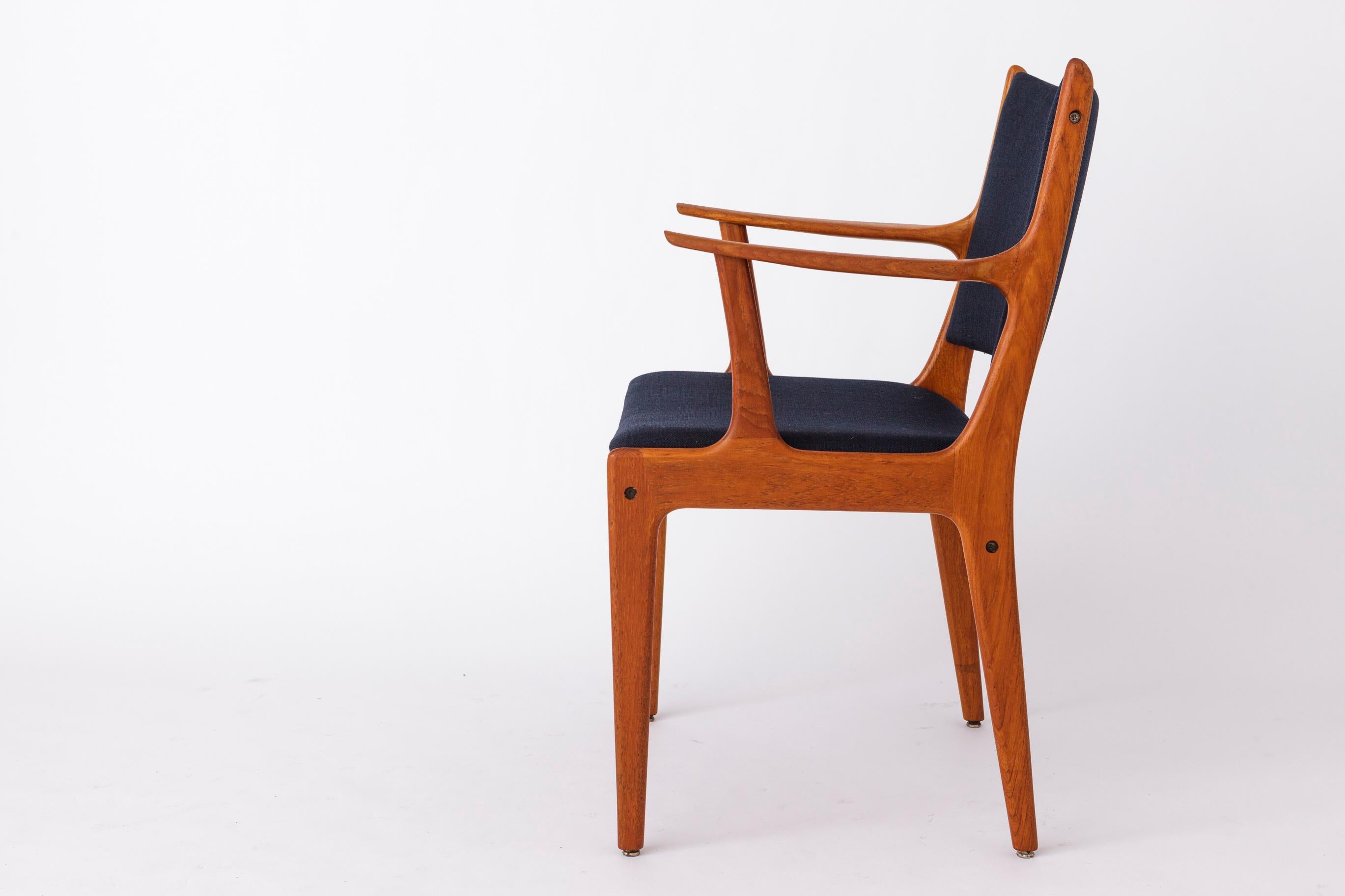 Lucidato Coppia di poltrone danesi di Johannes Andersen  Rivestimento in teak e blu Marin degli anni '60 in vendita