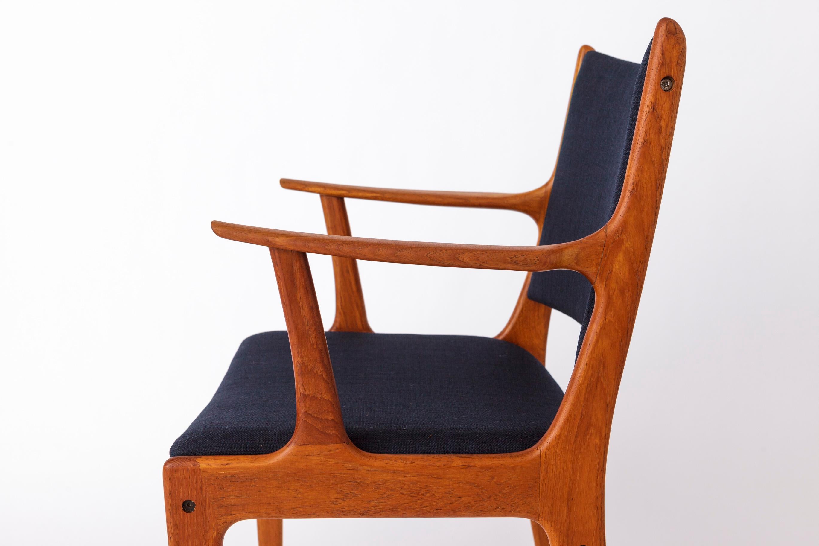Coppia di poltrone danesi di Johannes Andersen  Rivestimento in teak e blu Marin degli anni '60 In condizioni buone in vendita a Hannover, DE