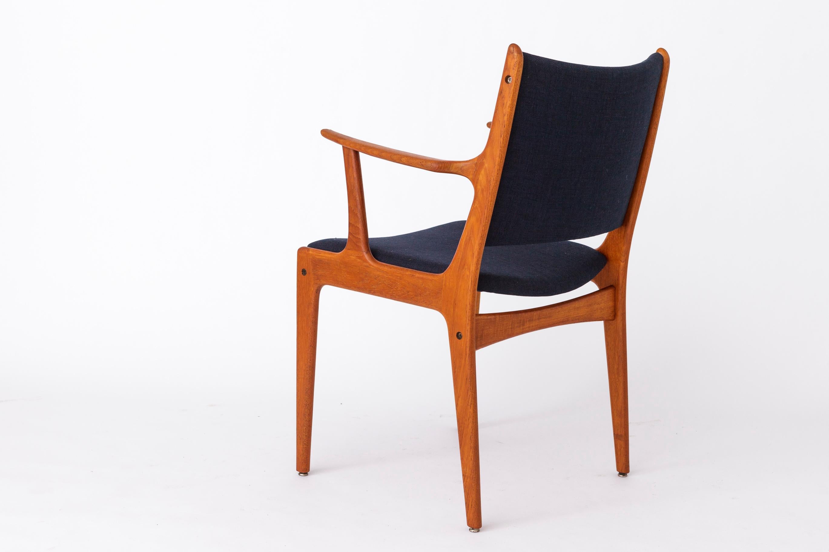 Metà XX secolo Coppia di poltrone danesi di Johannes Andersen  Rivestimento in teak e blu Marin degli anni '60 in vendita