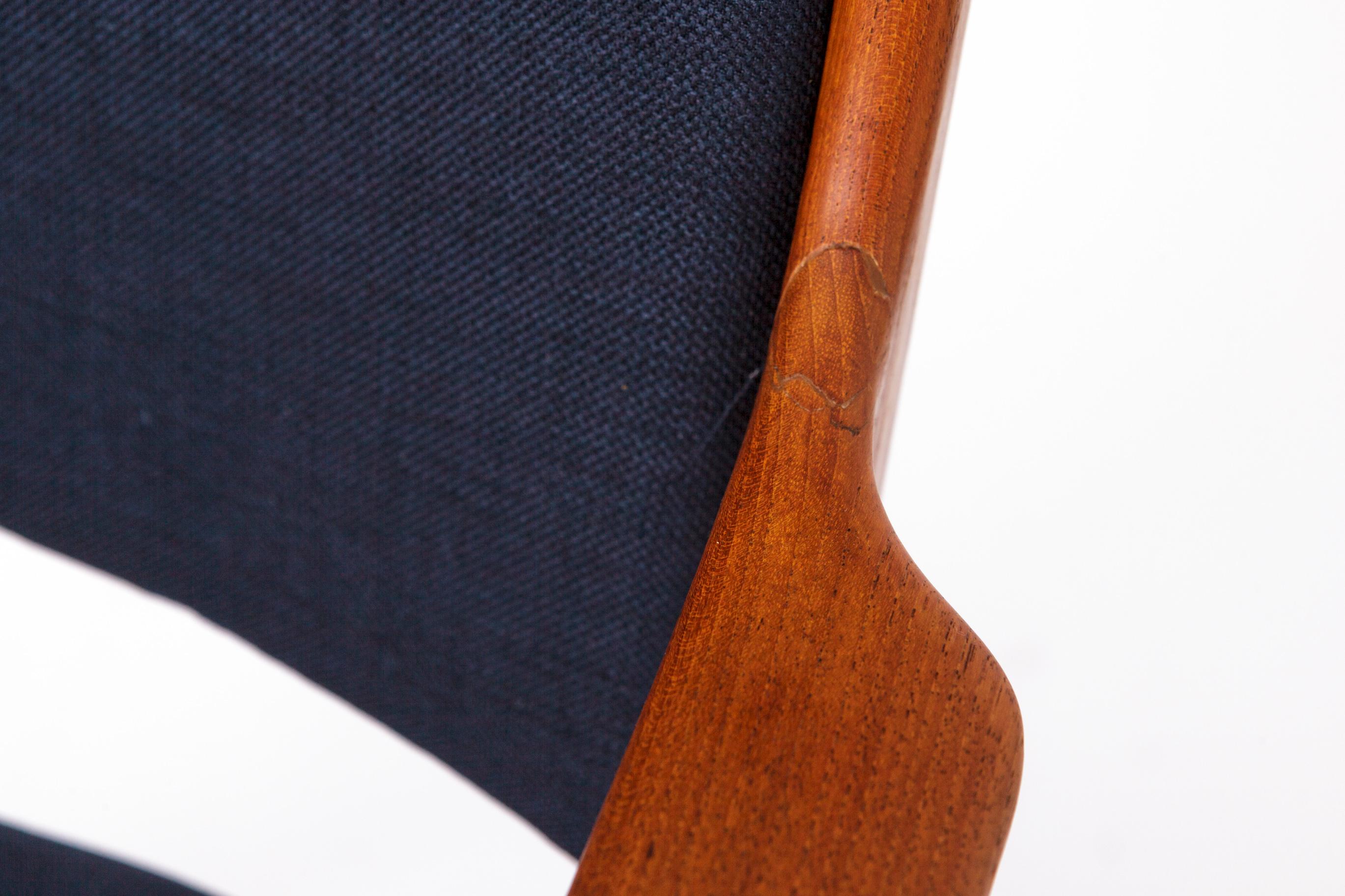 Teak Coppia di poltrone danesi di Johannes Andersen  Rivestimento in teak e blu Marin degli anni '60 in vendita
