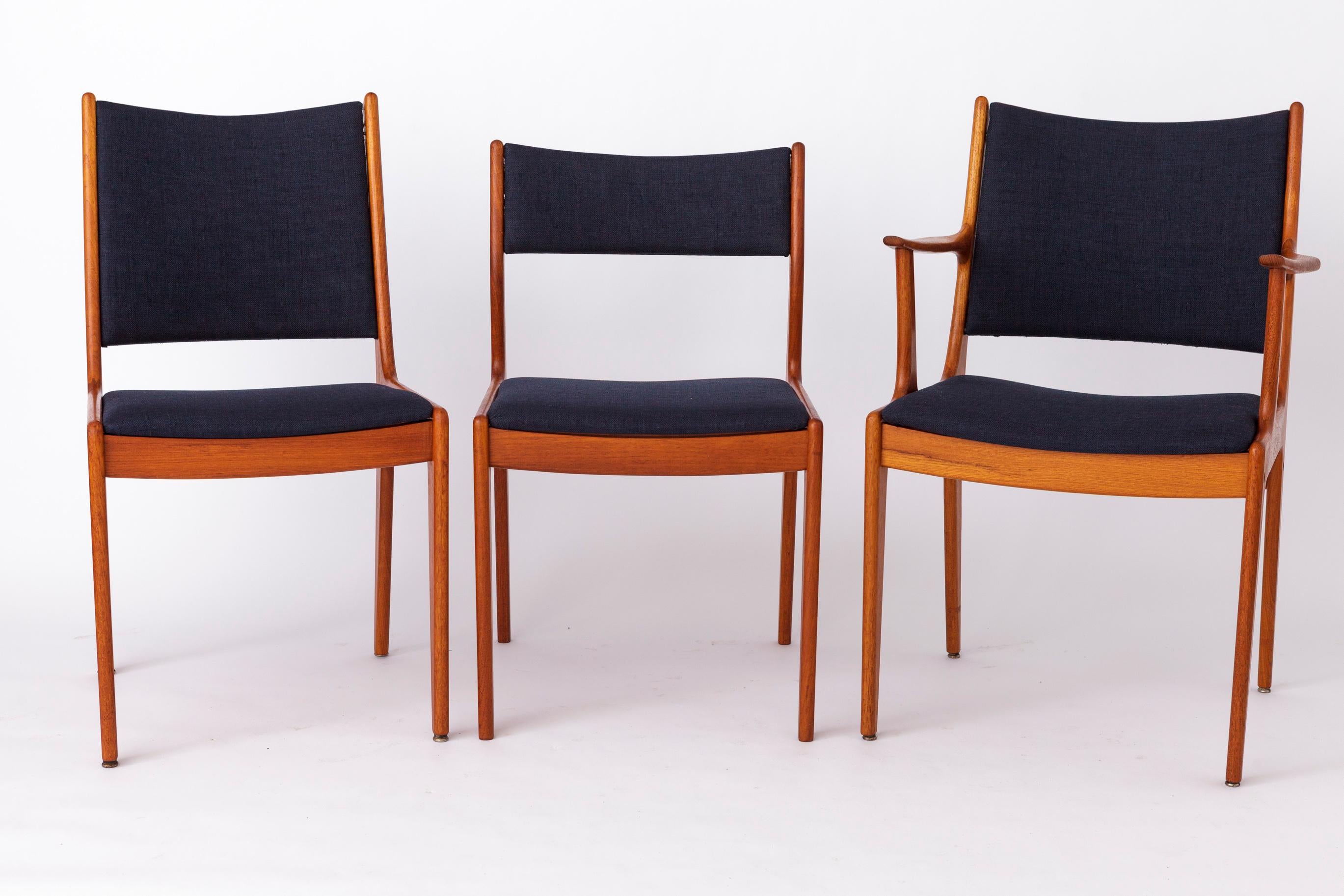 Coppia di poltrone danesi di Johannes Andersen  Rivestimento in teak e blu Marin degli anni '60 in vendita 1
