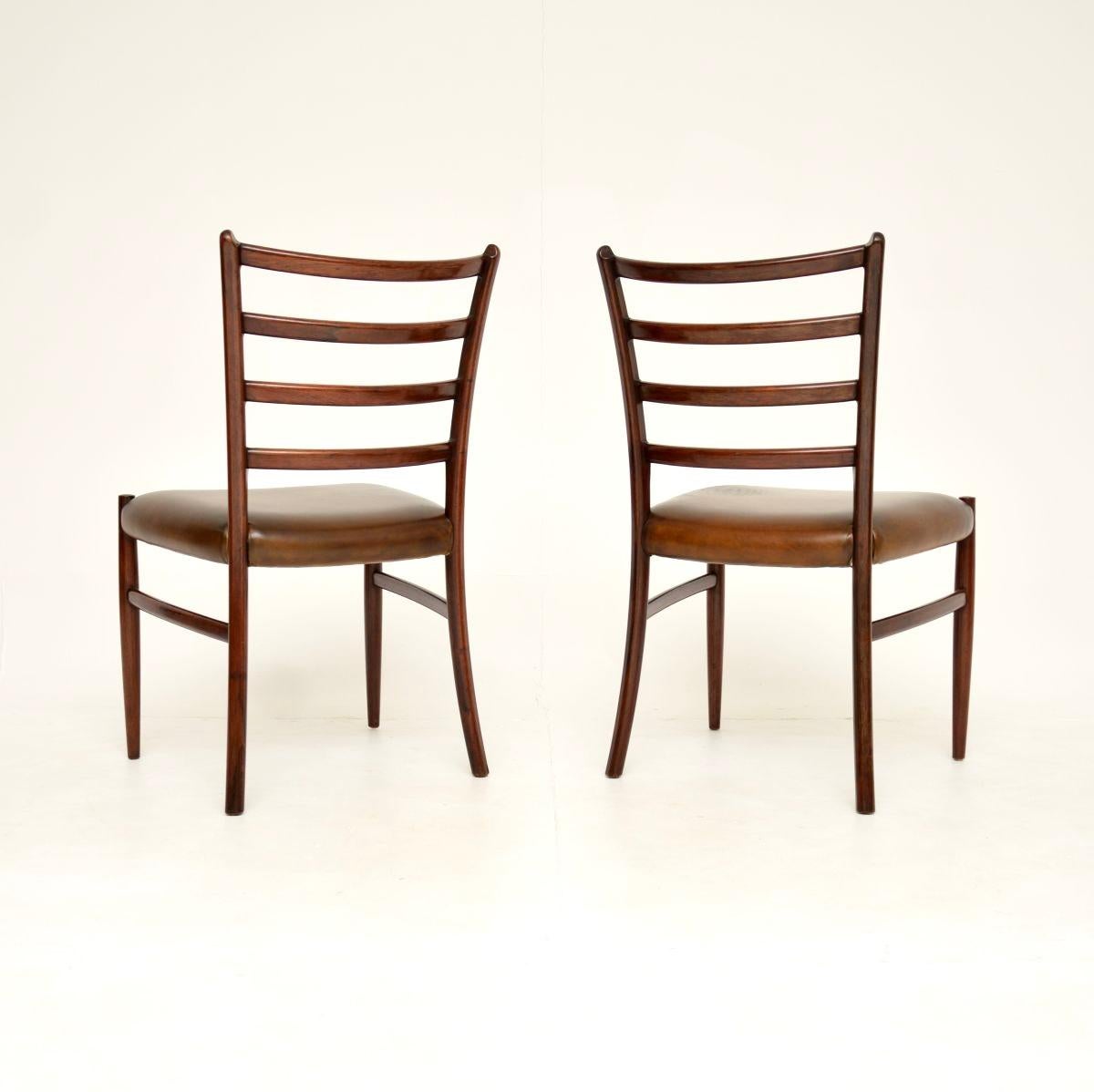 Danois Paire de fauteuils danois Fauteuils par Johannes Andersen en vente