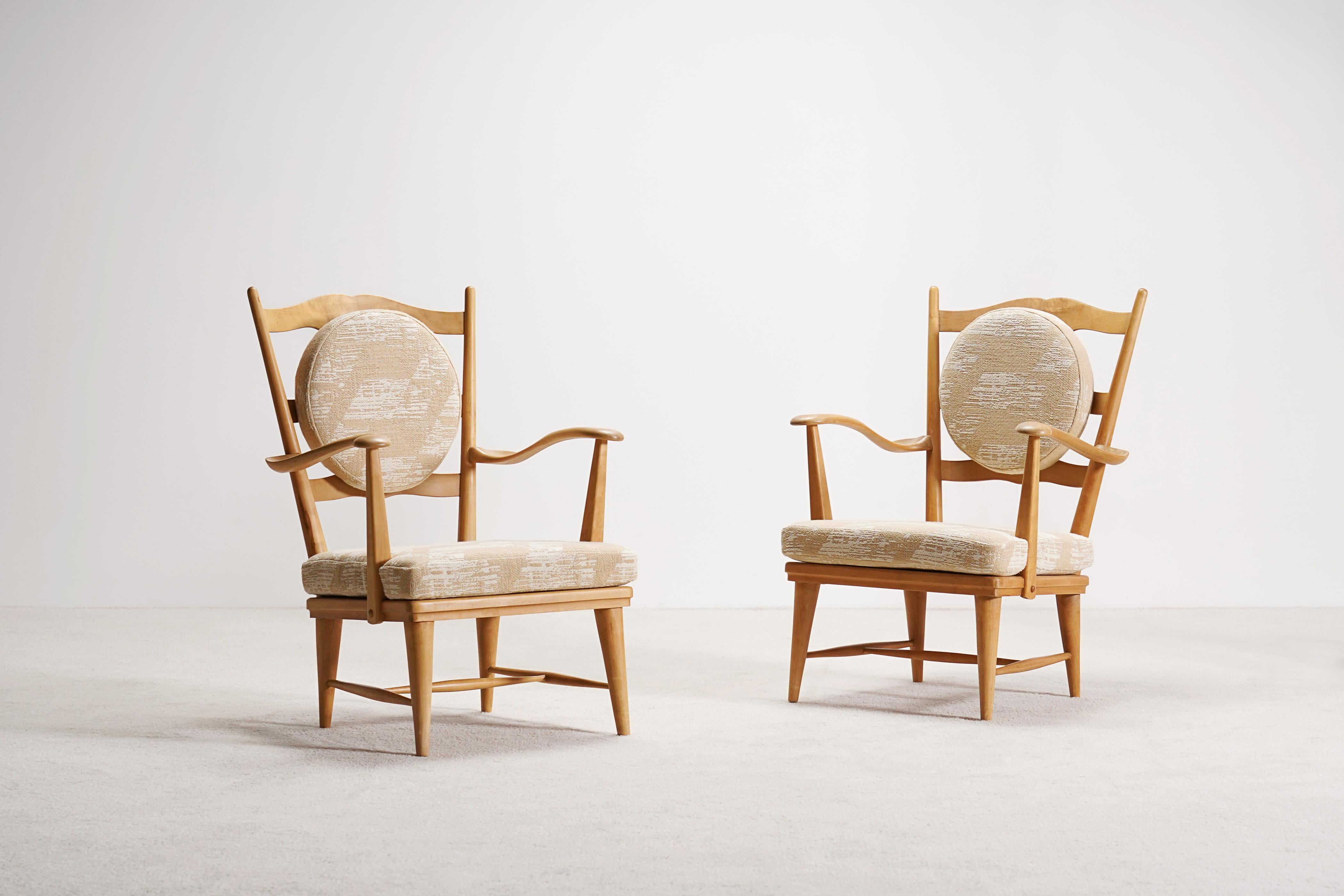 Belle paire de fauteuils de salon danois des années 1940.
Remeublé avec un tissu de haute qualité de la maison française Nobilis.
Structure en bois de Beeche.

Très bon état.
Les photos donnent une représentation exacte de l'état.

Photos et vidéos