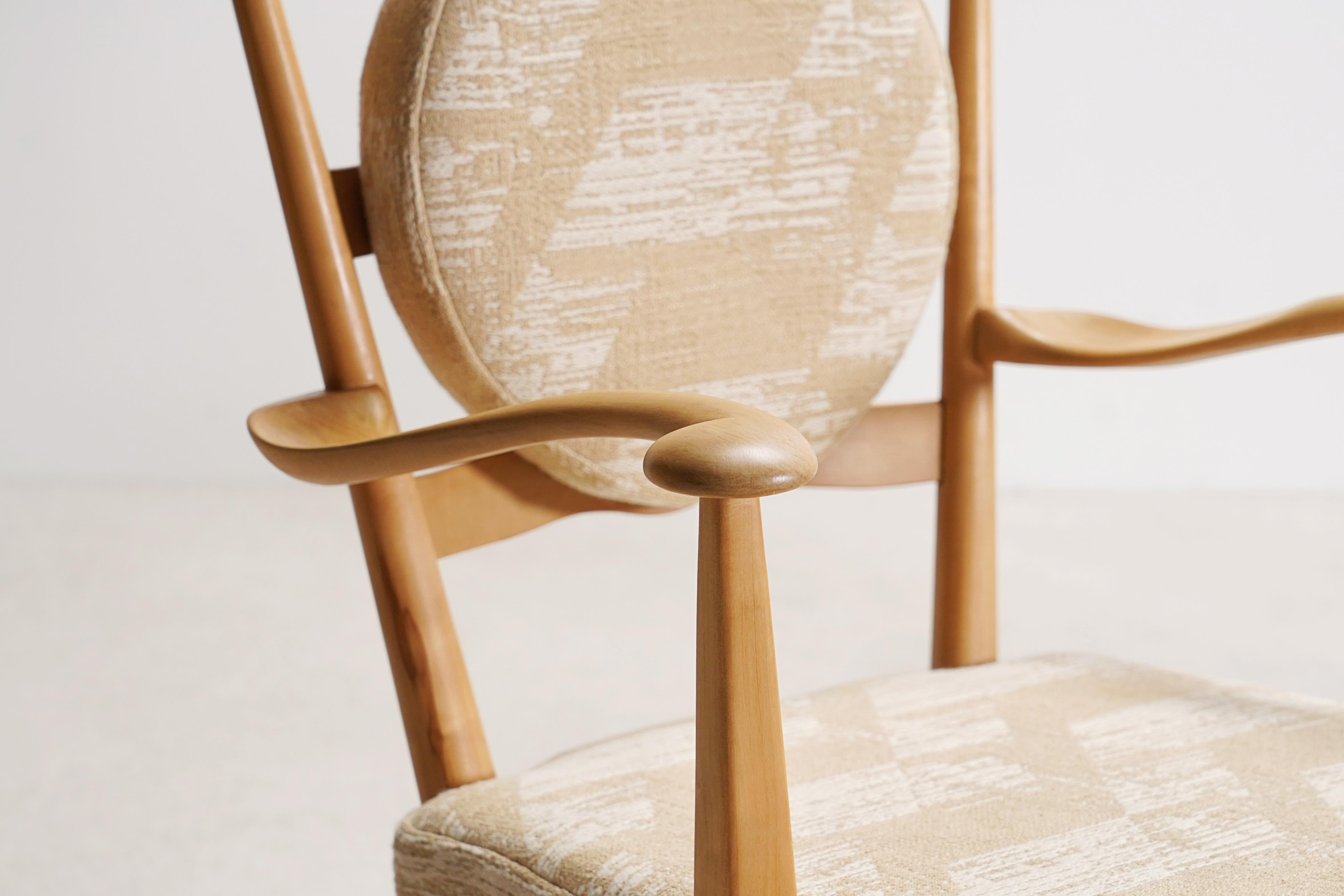 Milieu du XXe siècle Paire de fauteuils danois. Circa 1940. Rembourrage neuf. en vente