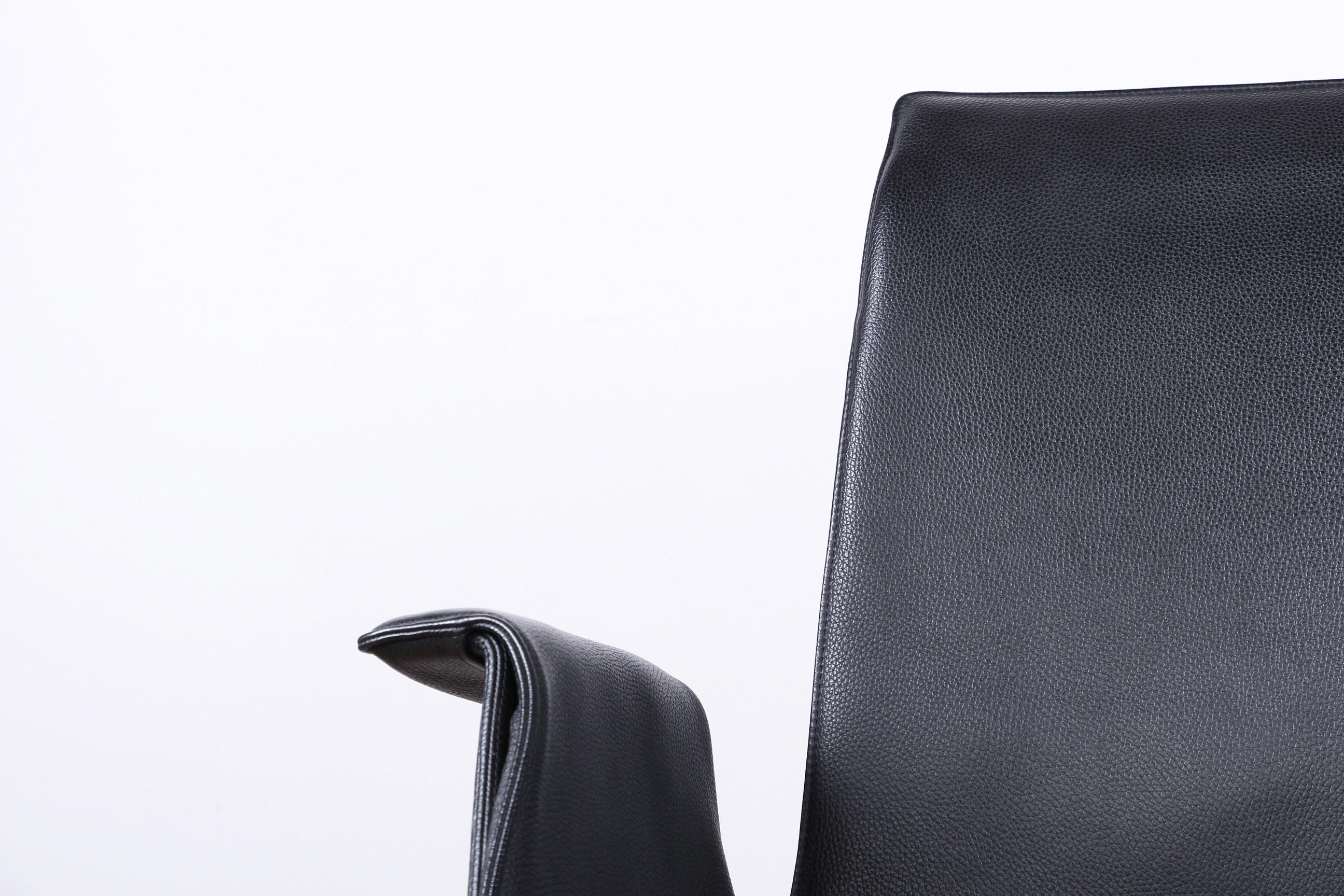 Paire de fauteuils danois en cuir et acier, modèle FK 6725 par Preben Fabricius en vente 3