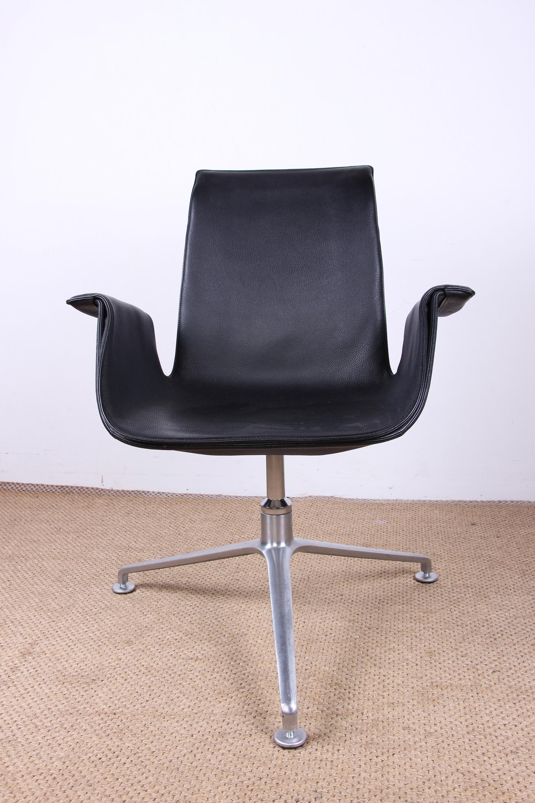 XXIe siècle et contemporain Paire de fauteuils danois en cuir et acier, modèle FK 6725 par Preben Fabricius en vente