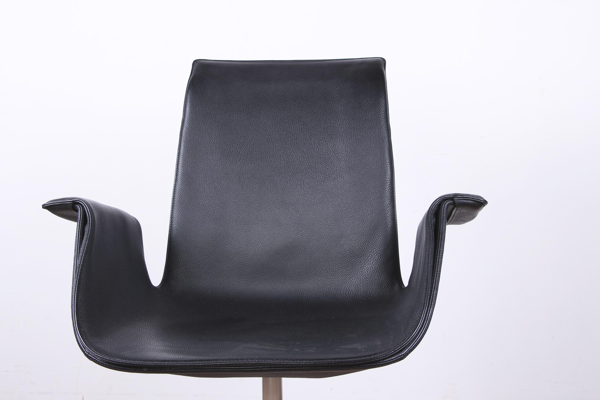 Paire de fauteuils danois en cuir et acier, modèle FK 6725 par Preben Fabricius en vente 1