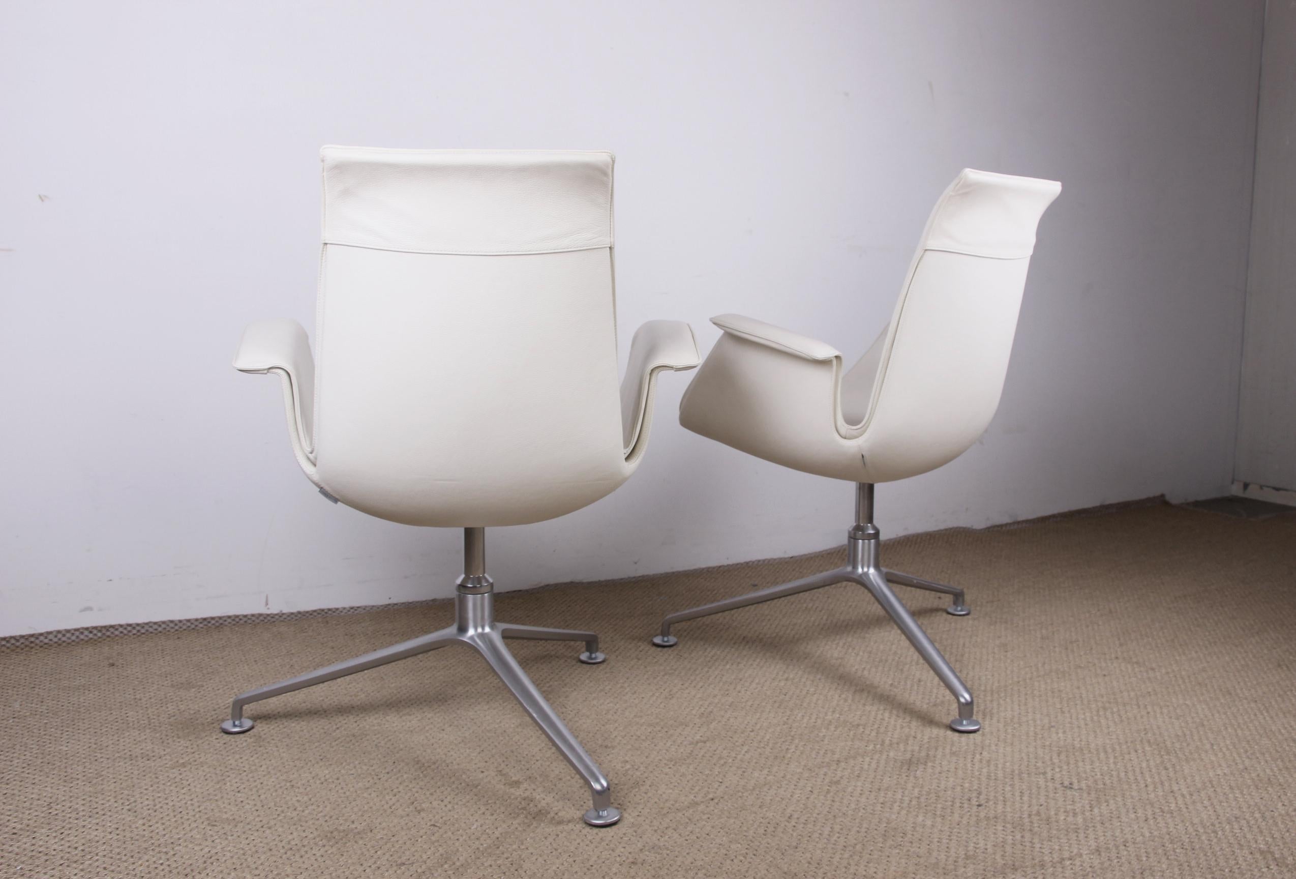 Paire de fauteuils danois en cuir et acier, modèle FK 6725 par Preben Fabricius en vente 1