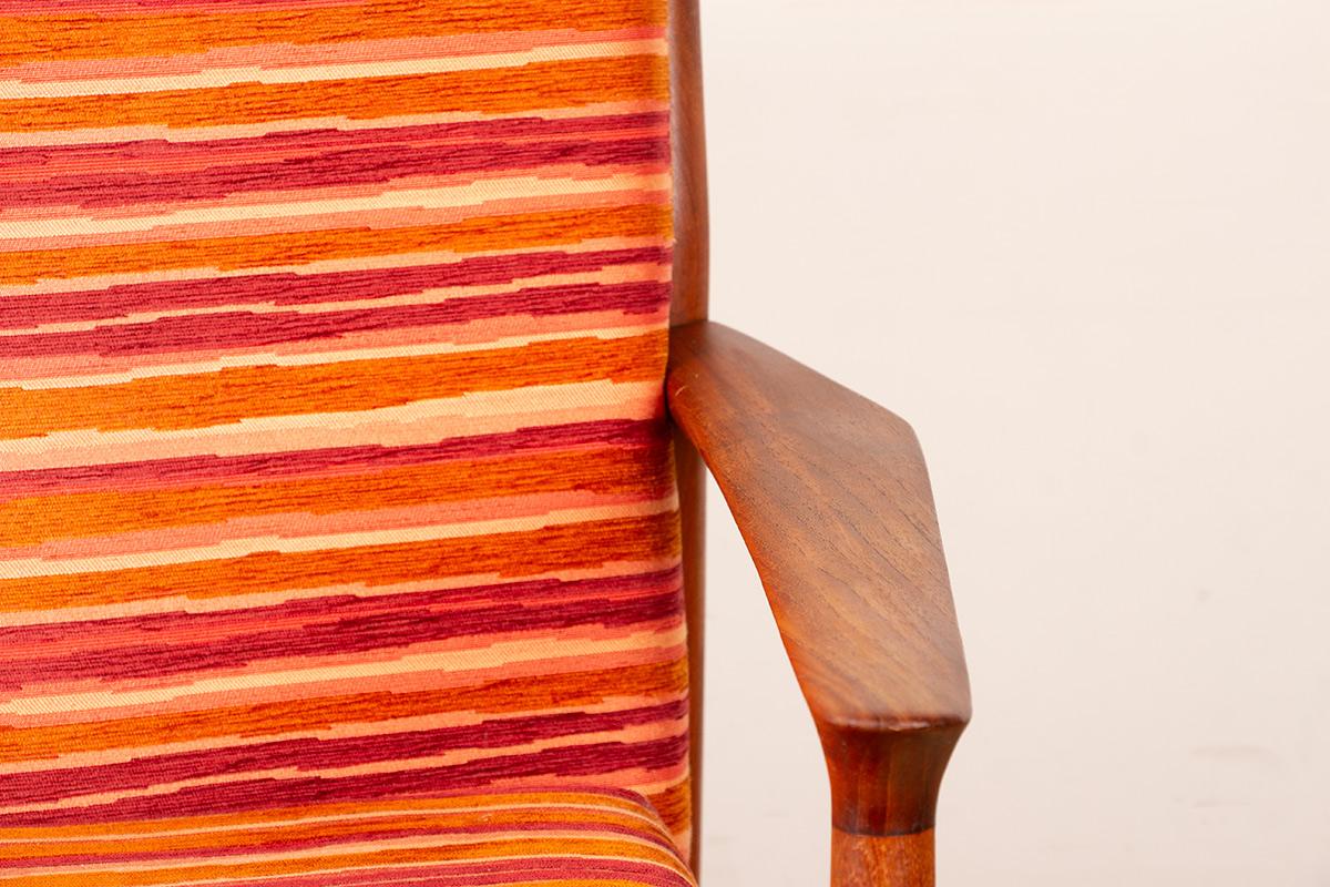 Dos sillones escandinavos magníficamente elaborados con un diseño muy elegante y esbelto. La carpintería es exquisita, y la estructura del respaldo es de teca curvada. La cincha y el tejido son nuevos. Esta pieza figura en el Museo del Diseño de