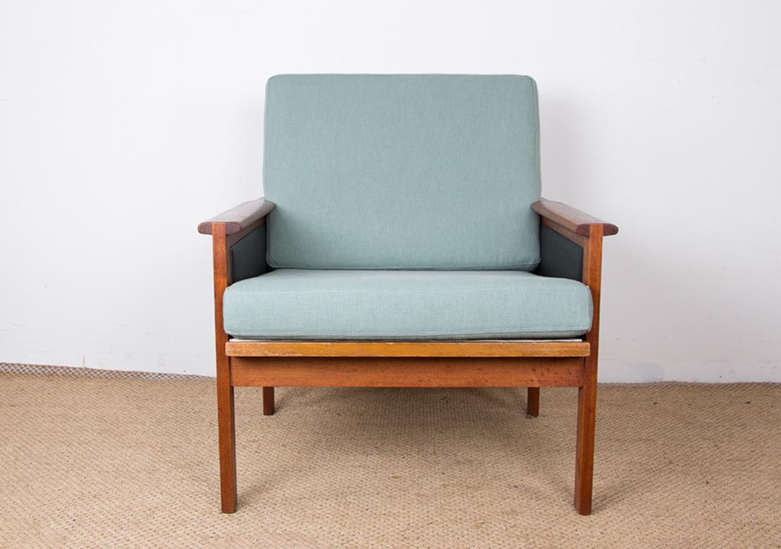Superbe fauteuil scandinave modèle n° 4 Capella. 
Remarquable travail du bois sur les accoudoirs qui sont incrustés d'une partie plus foncée pour offrir un design élégant et raffiné. Les côtés sont pleins, recouverts de cuir noir. 
Les sièges et les