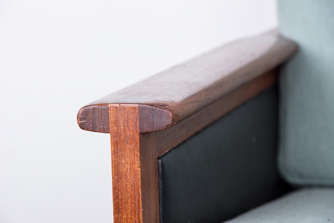 Danois Paire de fauteuils danois, teck, tissu et cuir, modèle Capella Illum Wikkelso en vente