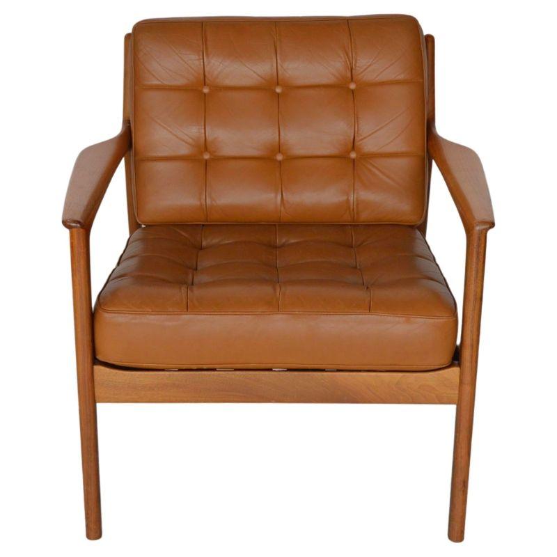 Pair of Danish Armchairs with Leather Upholstery In Good Condition For Sale In Los Angeles, CA