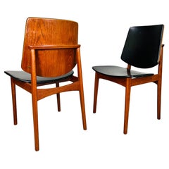 Pareja de sillas de comedor danesas de teca y cuero Arne Hovmand-Olsen