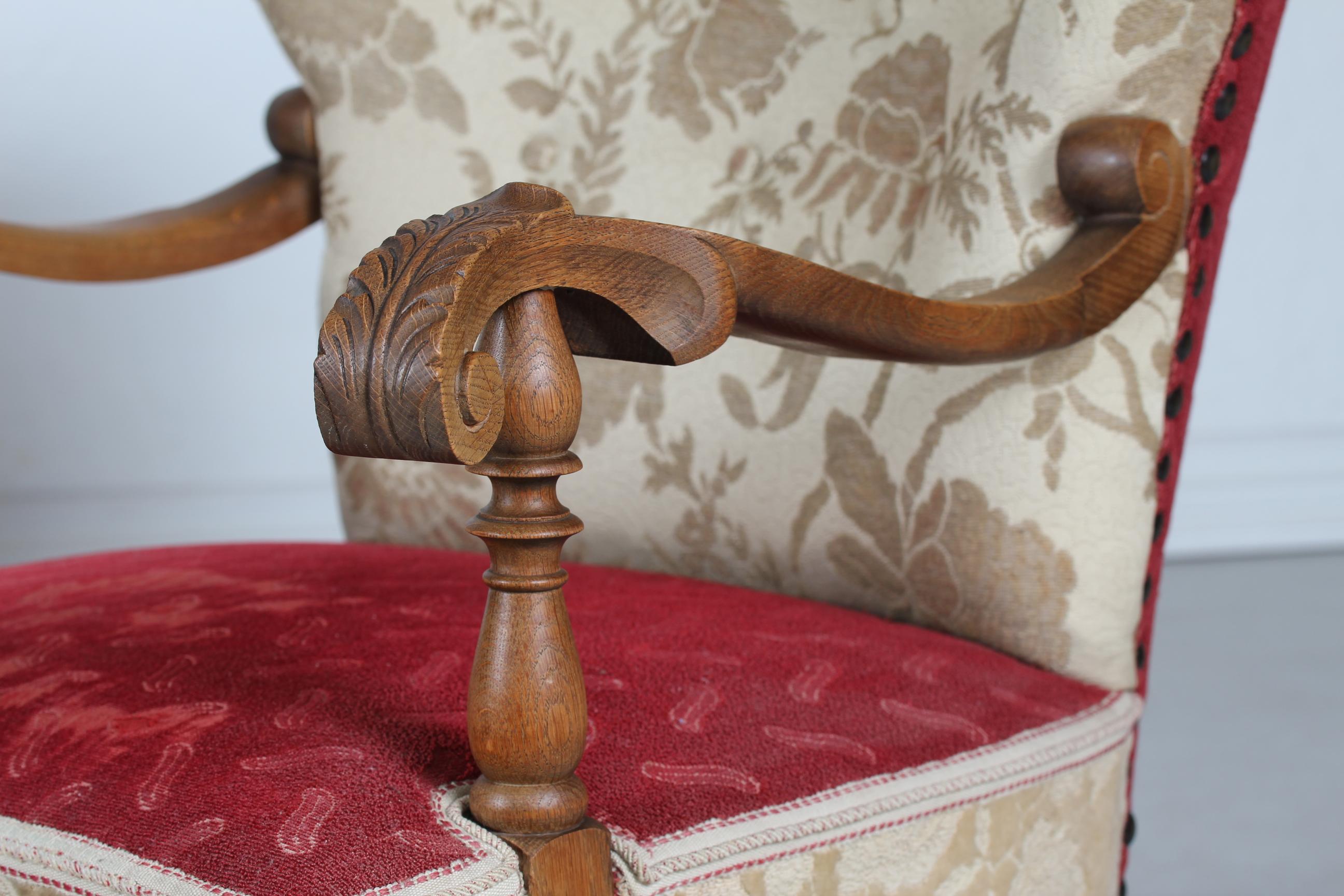 Paire de chaises longues danoises authentiques

Voici une paire de chaises longues danoises de style Brutalist, fabriquées à la main.
Elles ont été fabriquées dans les années 1940 par un ébéniste et tapissier danois expérimenté.
Les chaises cloutées