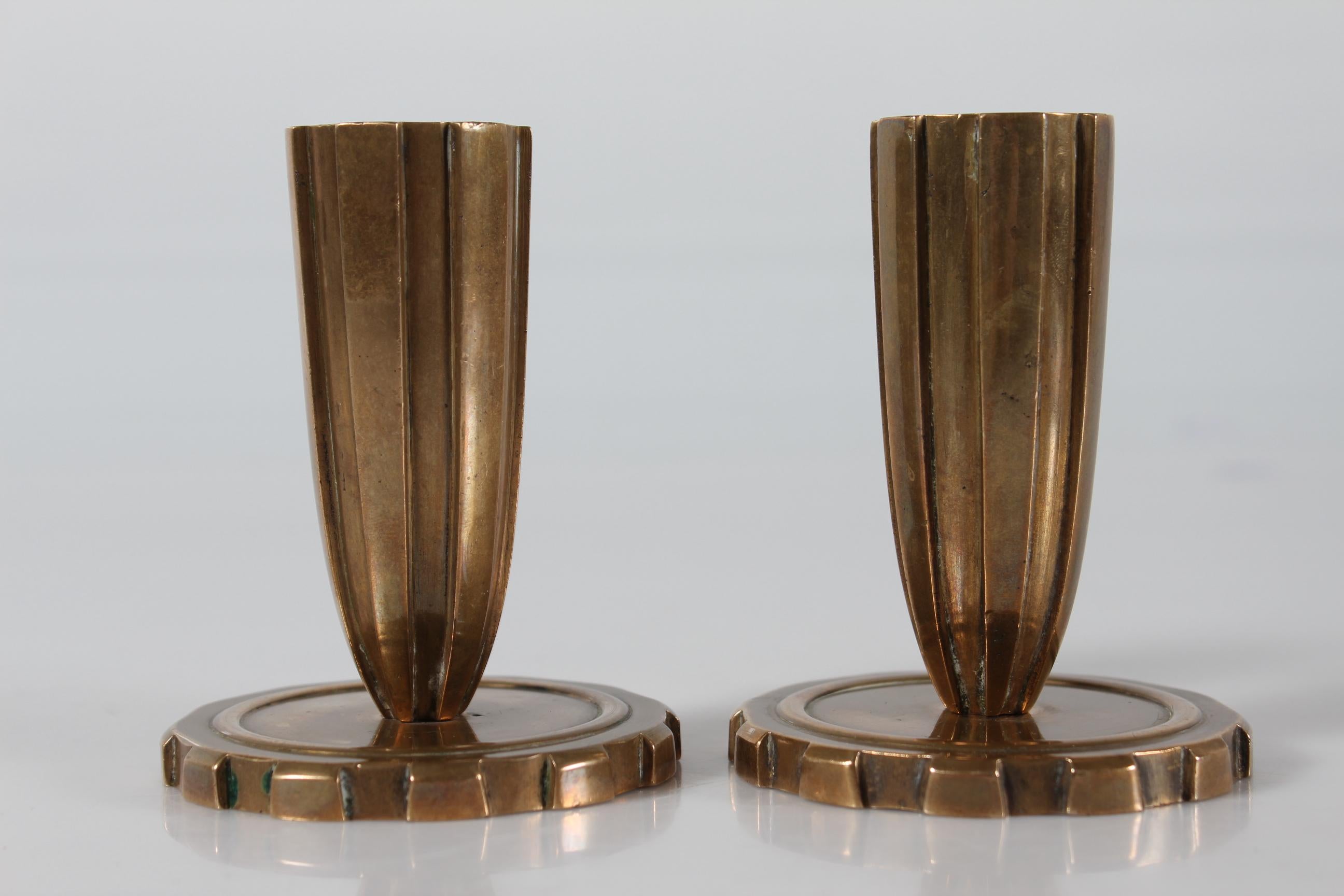 A pair of Danish Art Deco Tino candlesticks made of solid bronze in fluted style
Designed and made in Denmark 1930-1950.

Very nice used condition with good patina.