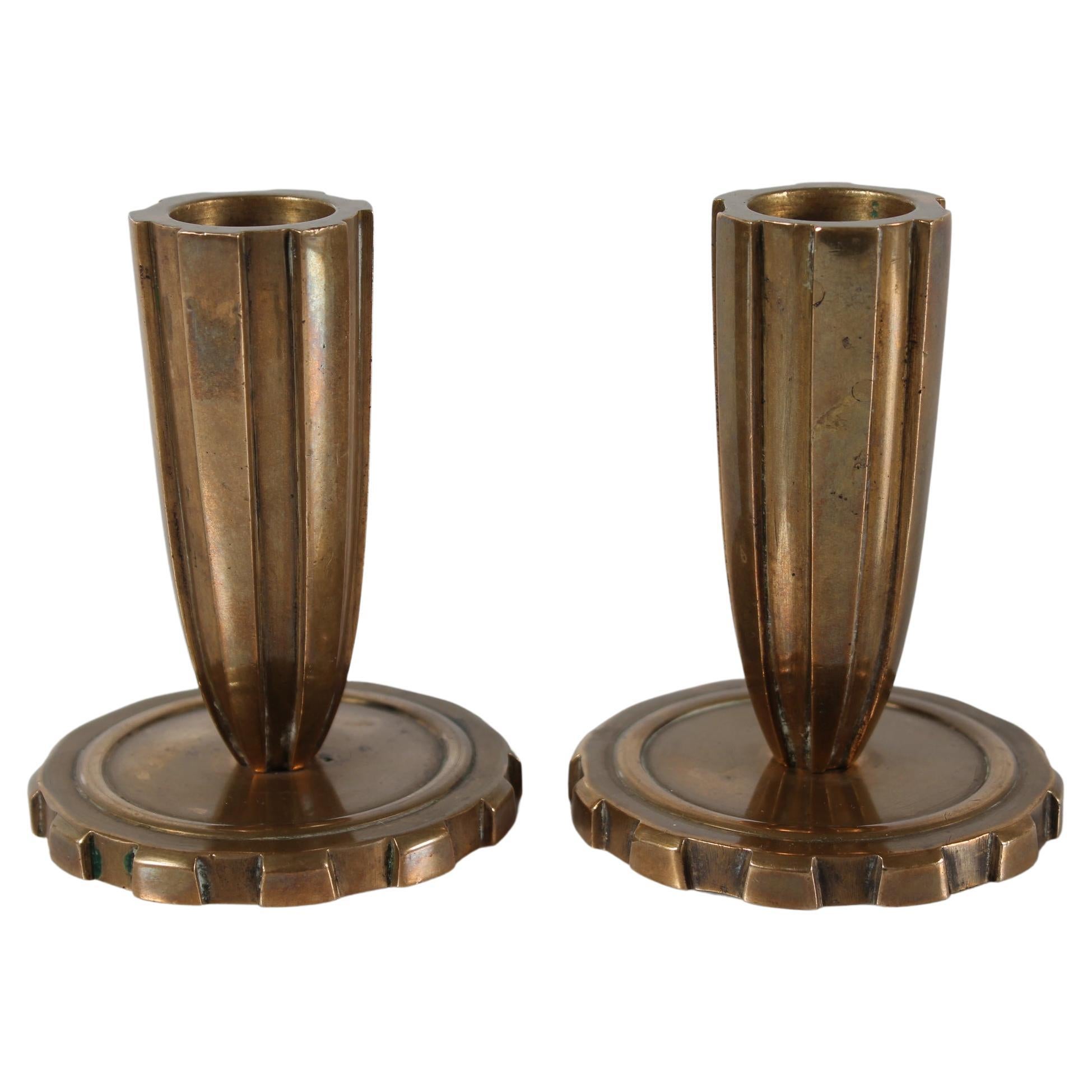 Paar dänische Art Deco Bronze Tino Kerzenleuchter in kanneliertem Stil Dänemark 1930-50 im Angebot