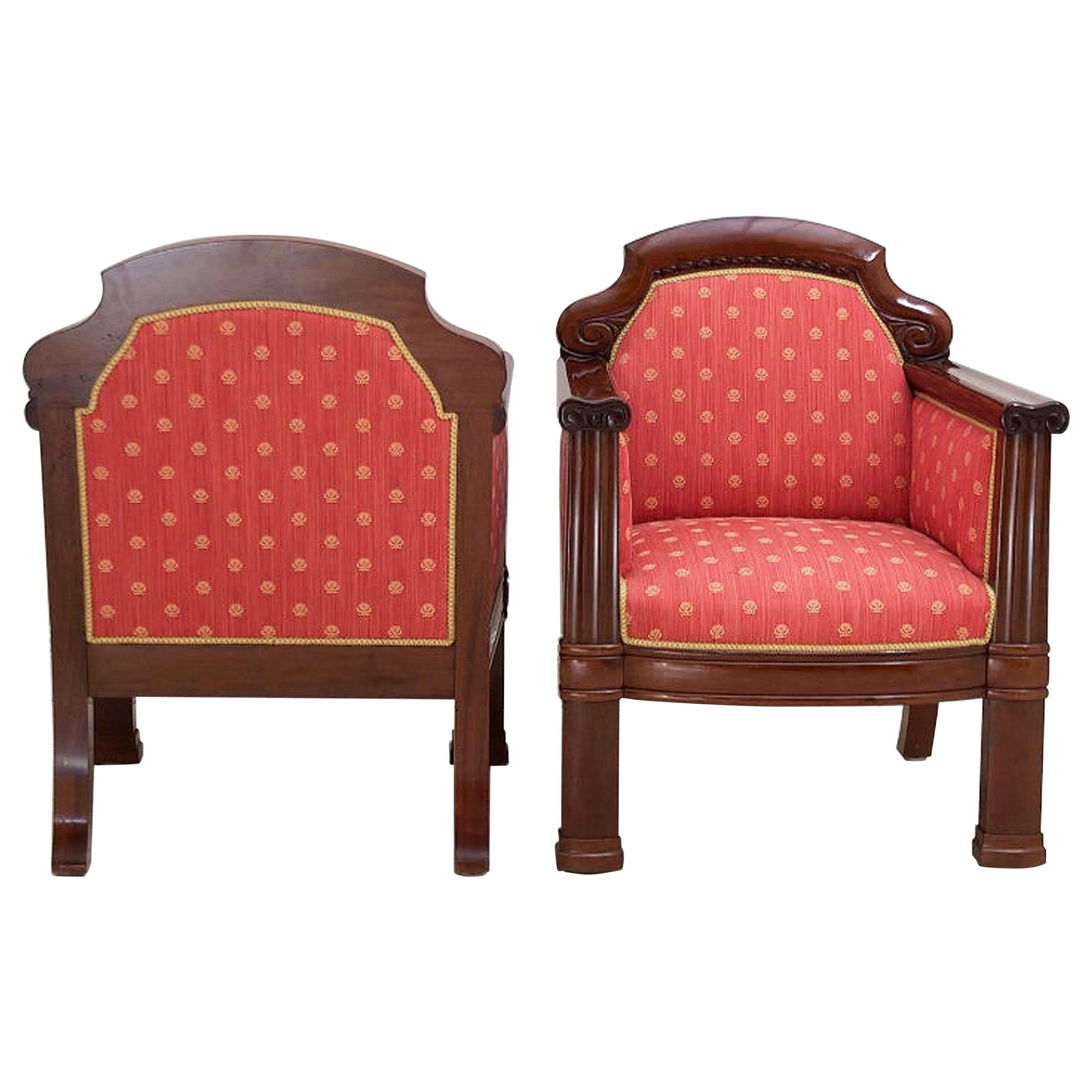 Superbe paire de fauteuils club/bergères très confortables de style Art déco danois, avec pilastres cannelés surmontés de chapiteaux ioniques sur l'avant des accoudoirs, et traverse de crête arquée et sculptée. Les cadres sont fabriqués en acajou