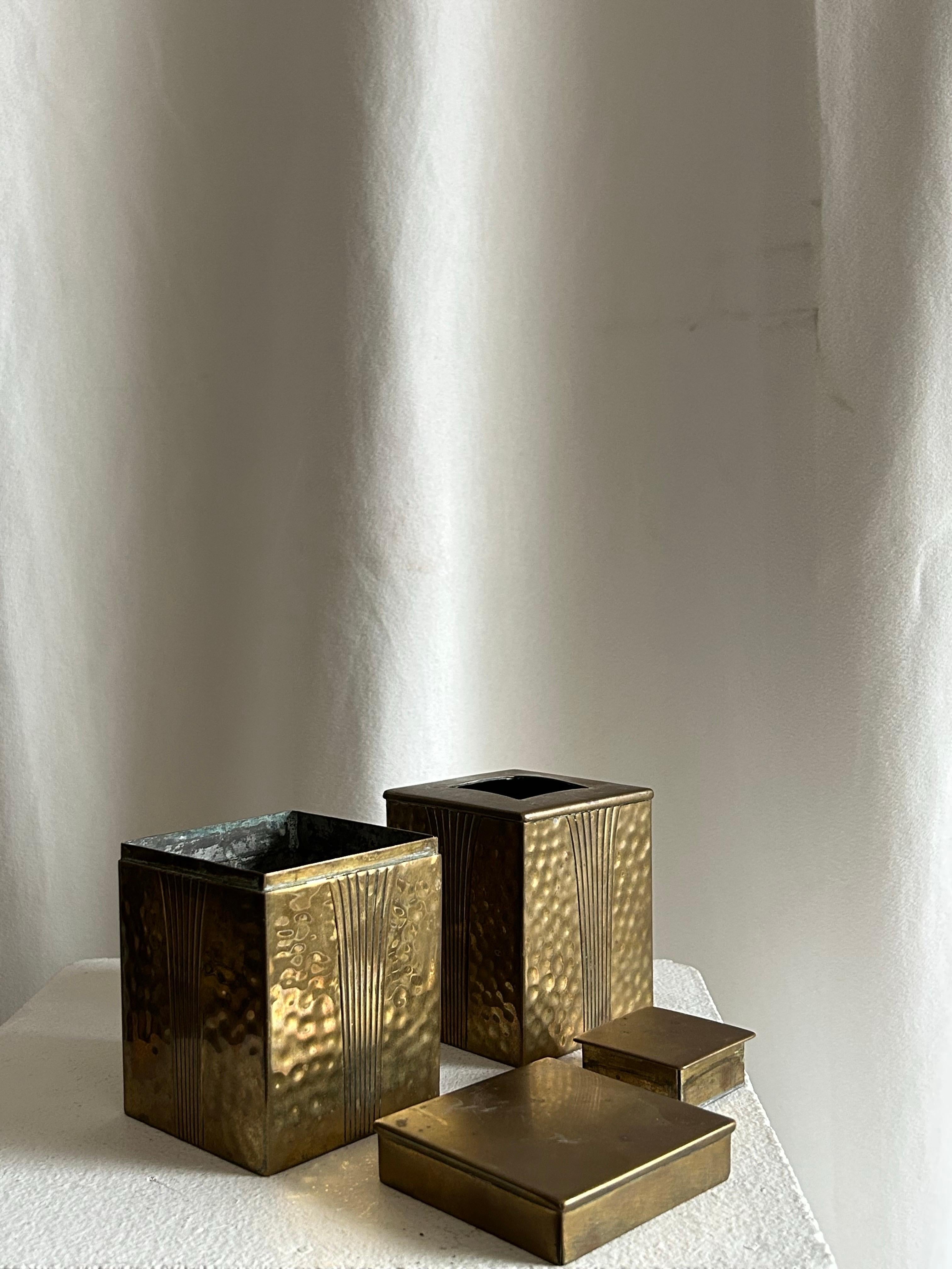 Pair of Danish Art Deco Hammered Brass Boxes, circa 1920 In Good Condition For Sale In Valby, 84