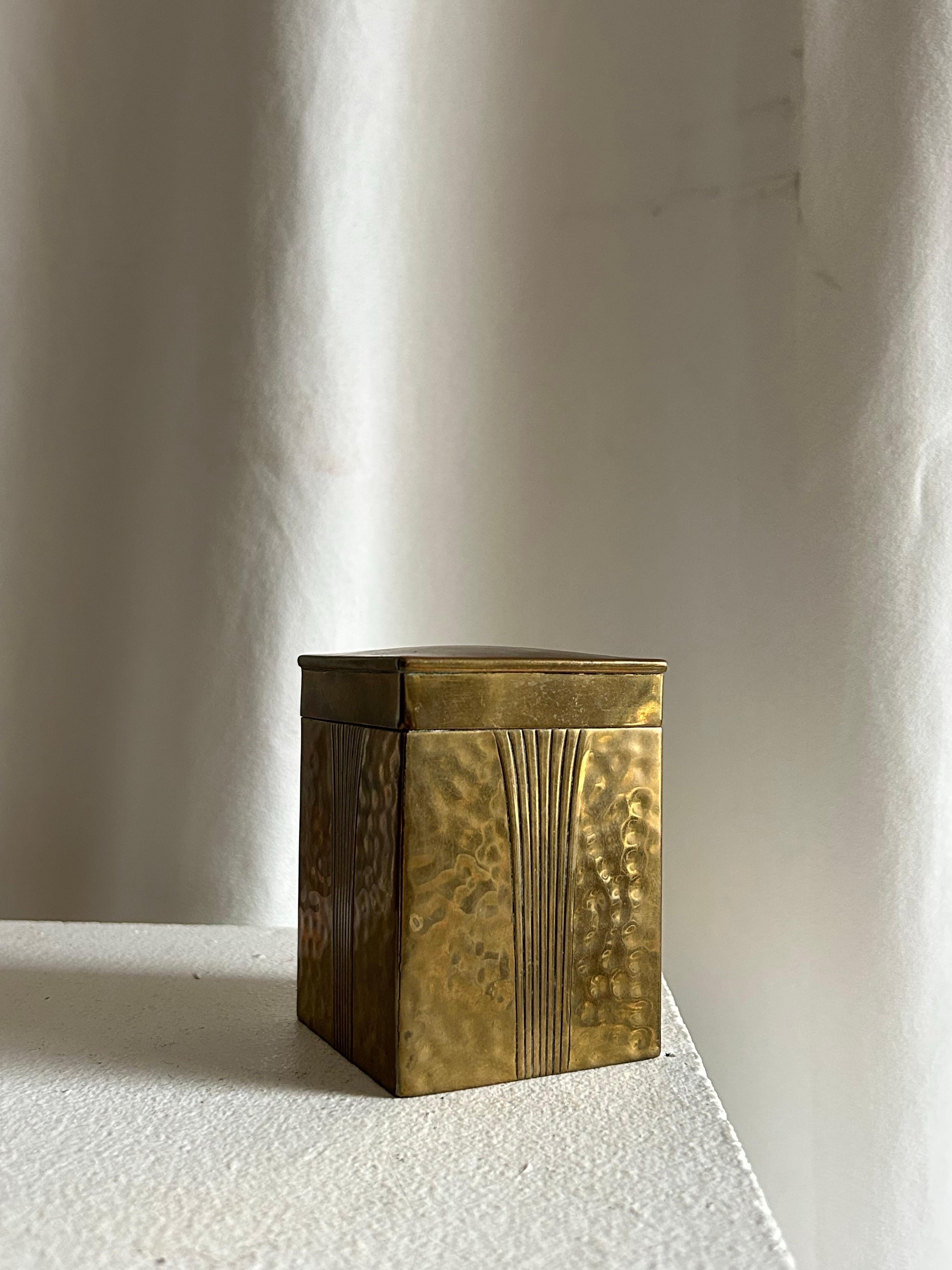 Early 20th Century Pair of Danish Art Deco Hammered Brass Boxes, circa 1920 For Sale