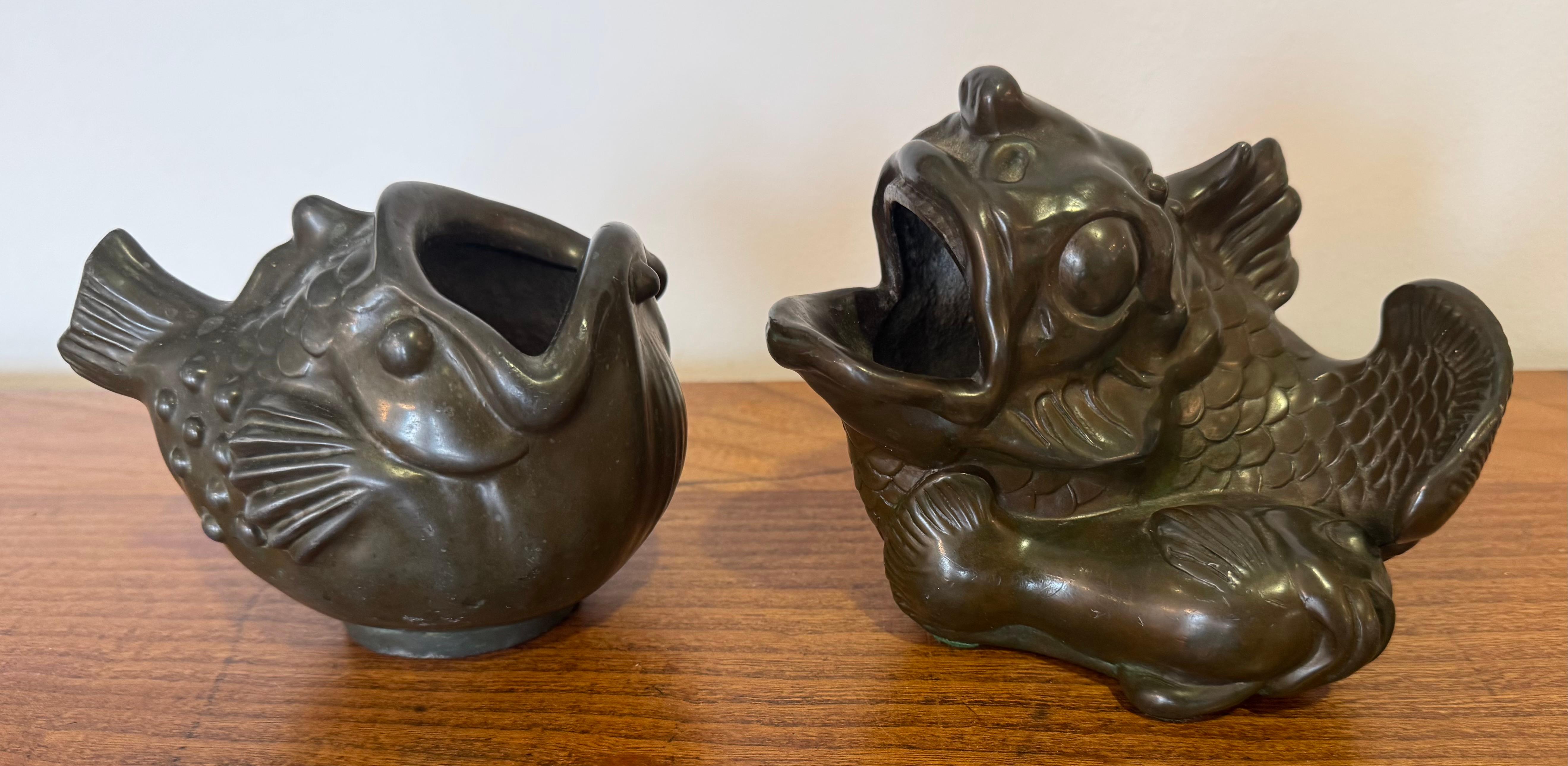 Una meravigliosa coppia di sculture di pesci in stile Art Déco danese, realizzate da Just Andersen, famoso creatore. Realizzato in due design complementari. Firmato. 