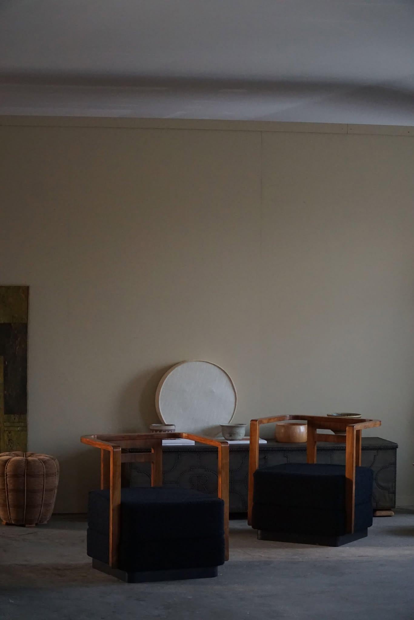 Un'eccezionale coppia di sedie da salotto cubiche in stile Art Déco, prodotte e disegnate in Danimarca da un ebanista danese, negli anni Trenta.
Rivestito in Bouclé di lusso, Storr 0157 (Coal) dal tessuto BUTE.

Linee bellissime che si adattano