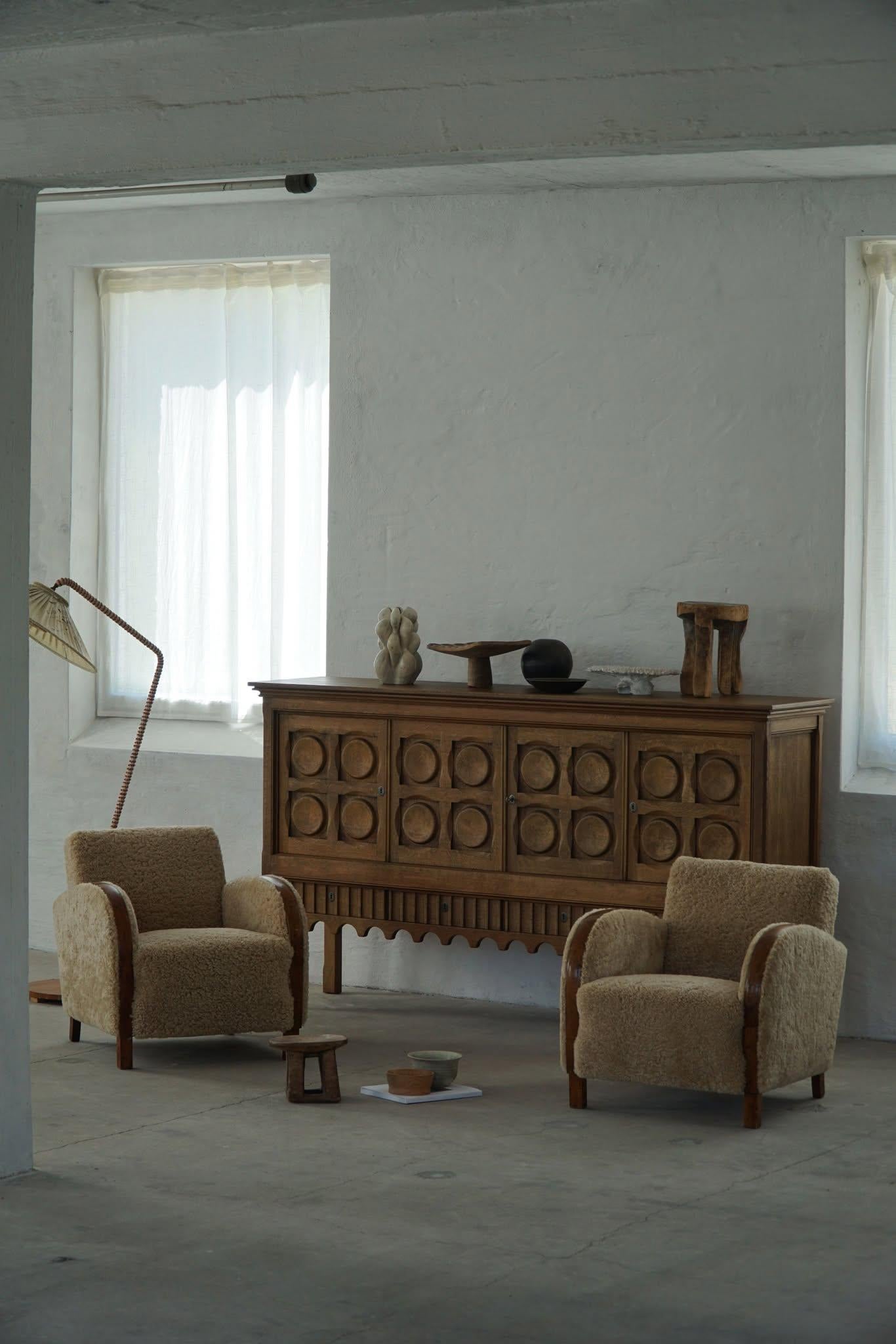 Precioso par de sillones de salón Art Decó curvados, con reposabrazos de abedul, fabricados en los años 30 por un ebanista danés. Hermosas vetas de madera que complementan estas glamurosas sillas. Retapizado en lana de cordero shearling de gran