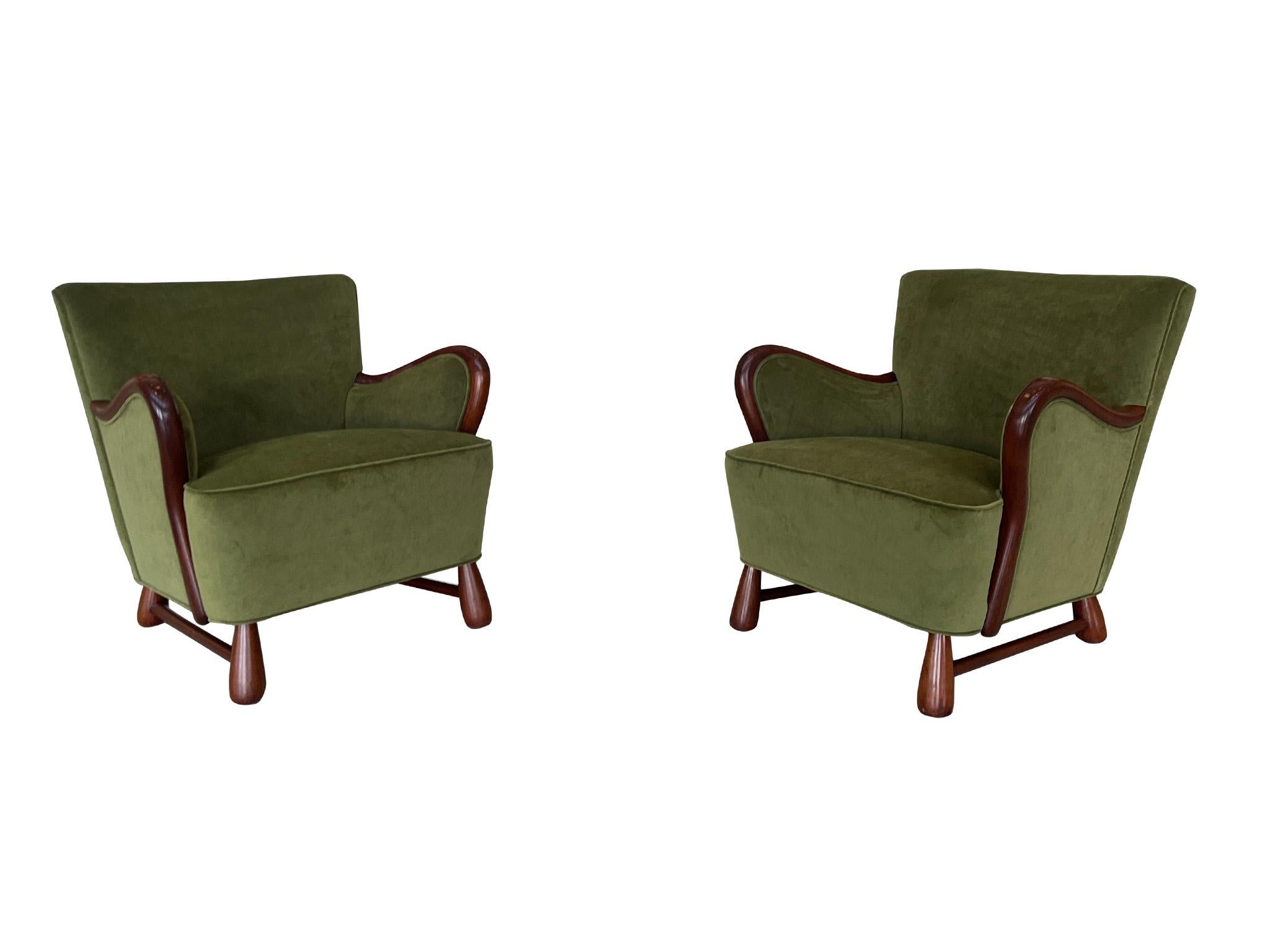 Merveilleuse et rare paire de fauteuils danois de style Art déco des années 1940, attribués à l'ébéniste Otto Færge. Construites en acajou et récemment retapissées dans un luxueux velours mohair vert mousse, ces chaises sont un exemple étonnant de