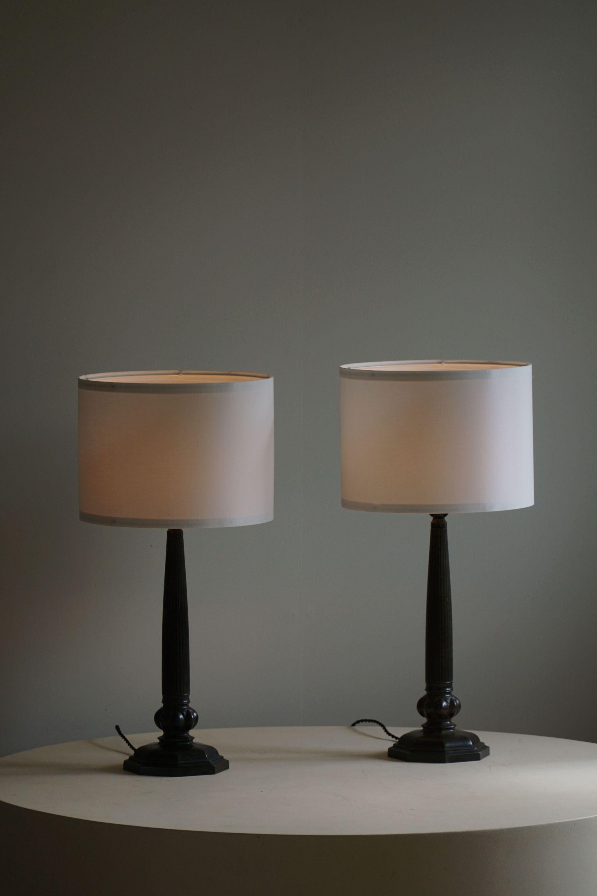 Paar dänische Art-Déco-Tischlampen von Just Andersen aus Diskometal „2288“, 1920er Jahre (20. Jahrhundert) im Angebot