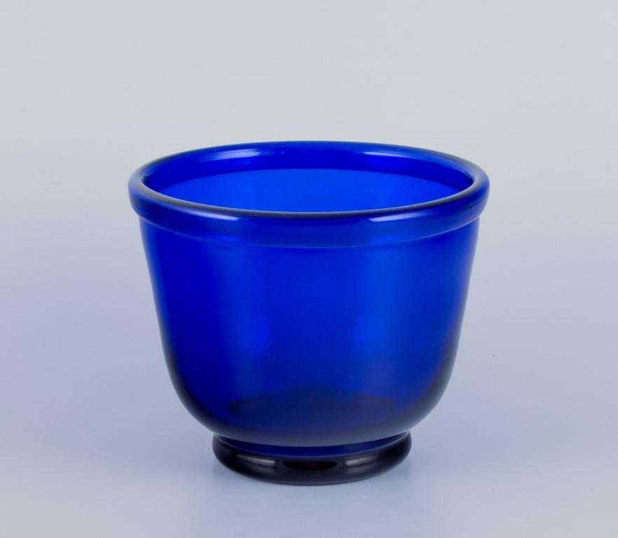 Ein Paar dänische Kunstglasvasen aus dunkelblauem Glas. Mundgeblasen.
1930/40s.
Perfekter Zustand.
Abmessungen: T 13,5 cm. x H 11,4 cm.
