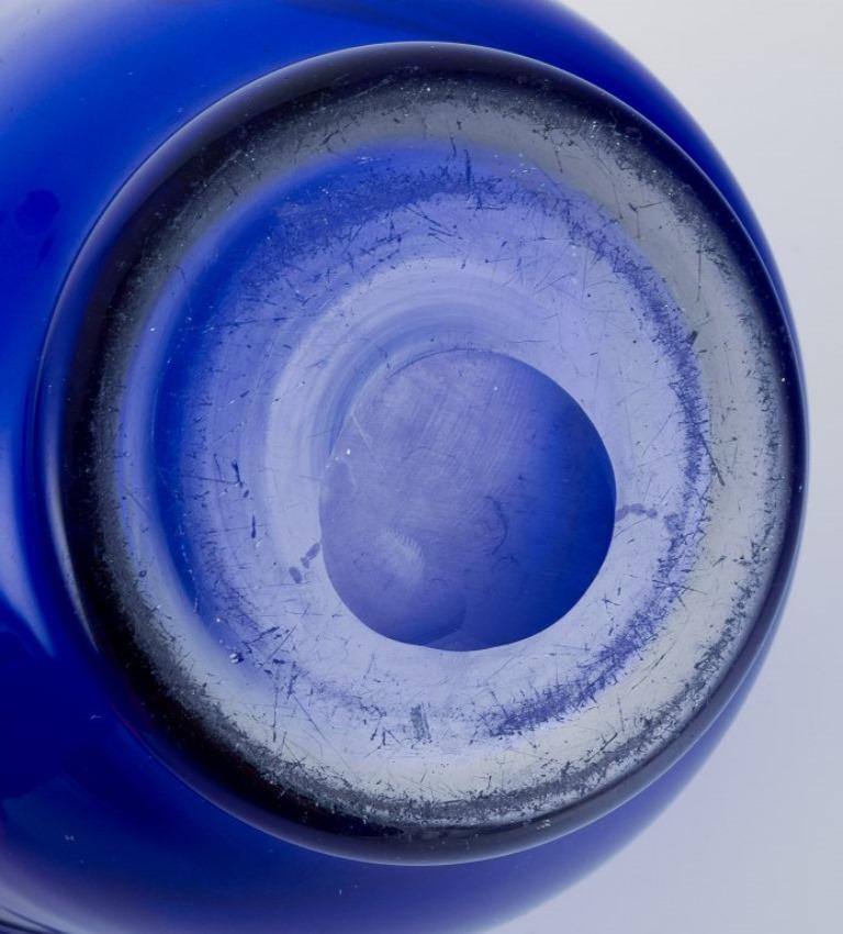 Verre Paire de vases d'art danois en verre bleu foncé, années 1930/40. en vente