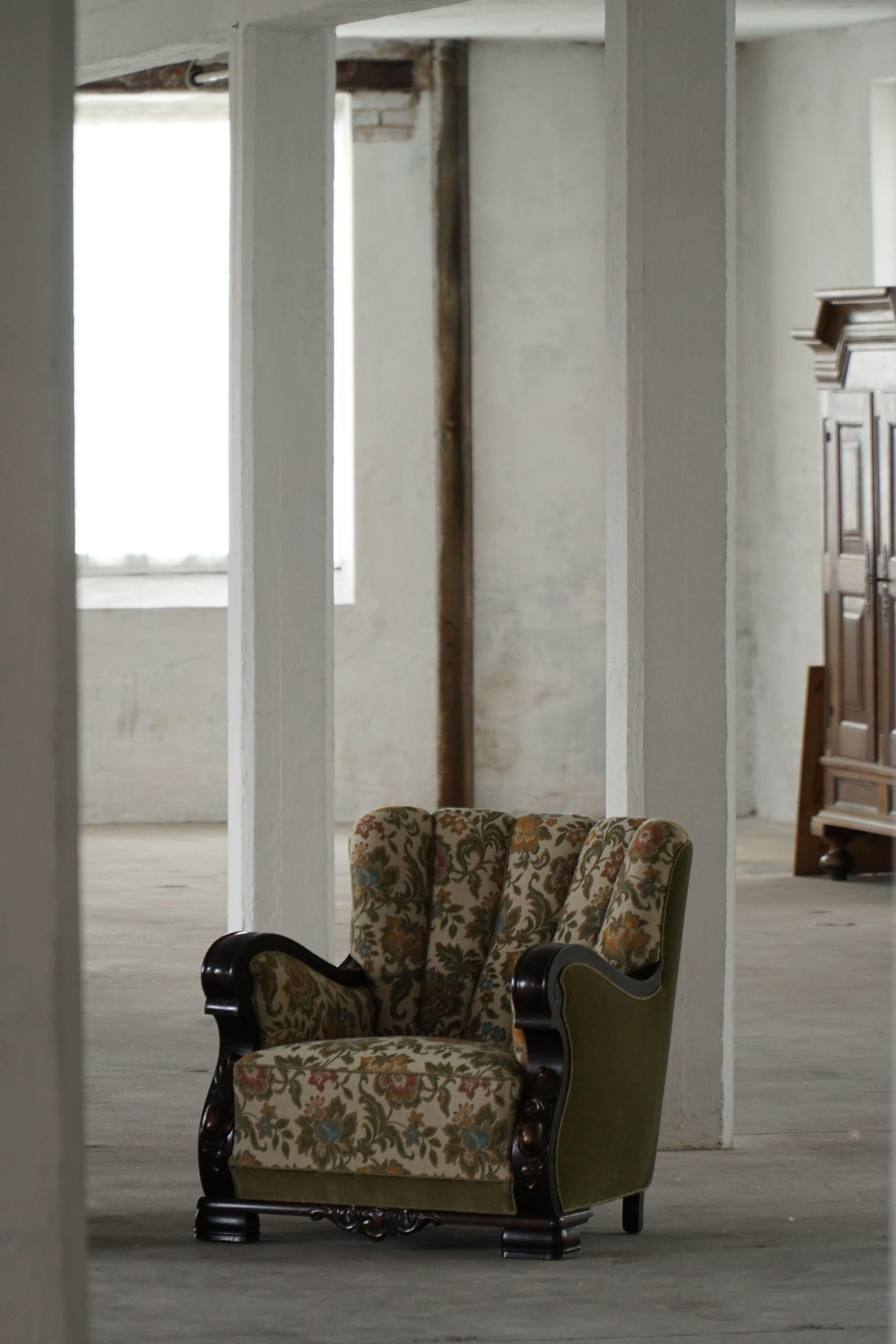 Pair of Danish Art Nouveau Easy Chairs in Floral Embroidered Velour, 1920s For Sale 1