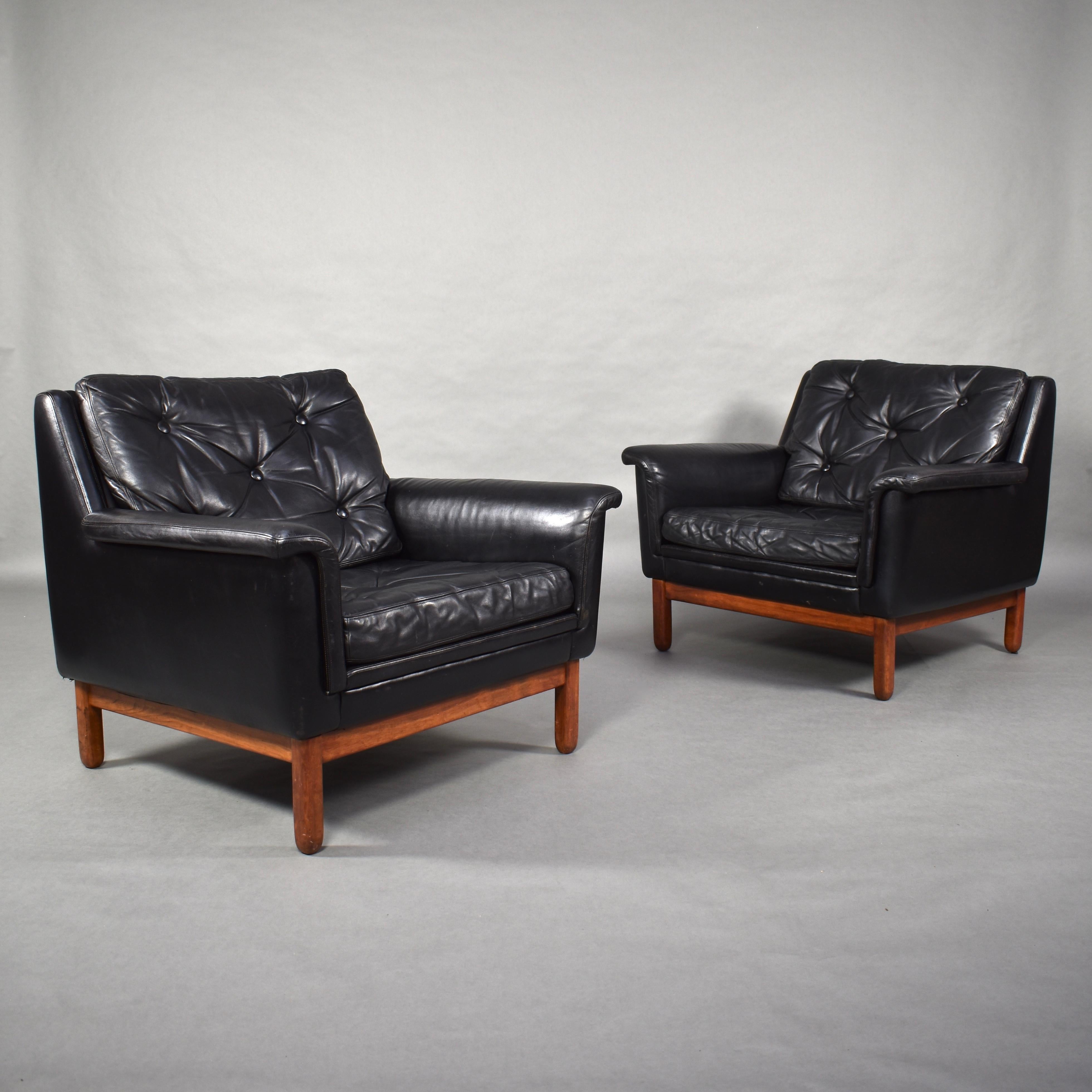 Amazing Danish lounge club chairs in black leather. Also available with 3-seat sofa.

These chairs will look gorgeous in every living room, restaurant or hotel lobby.

Designer: attributed to Hans Olsen

Model: Lounge club chairs / Also