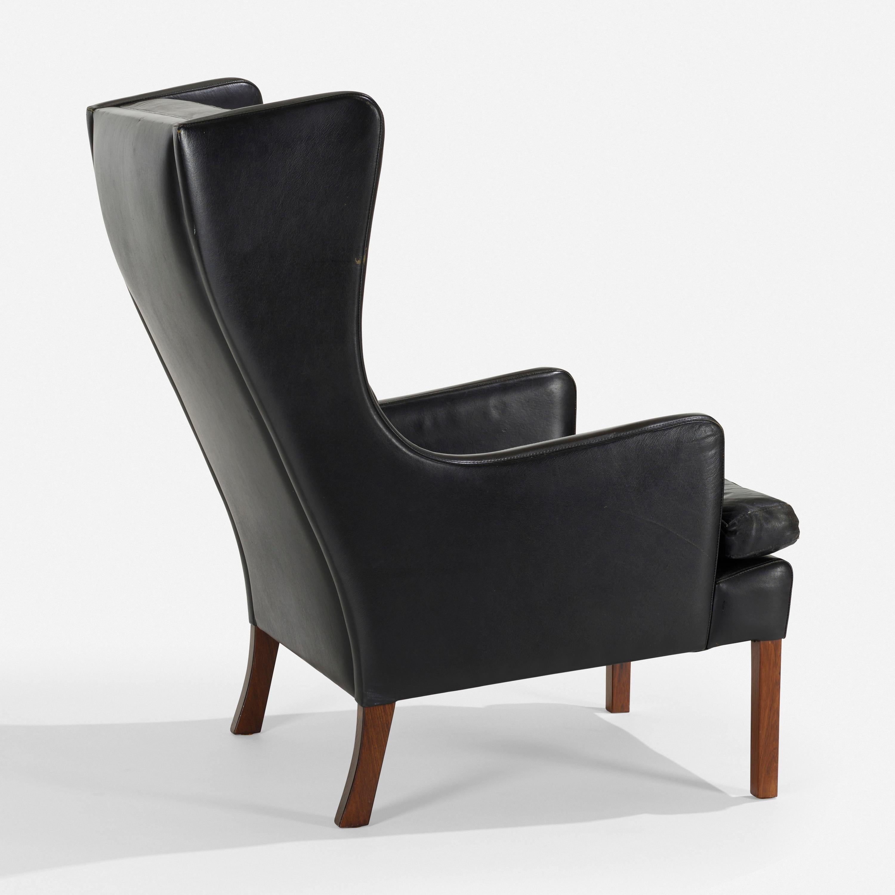 Paire de chaises danoises à dossier Wingback tapissées de cuir noir Bon état - En vente à Montreal, QC