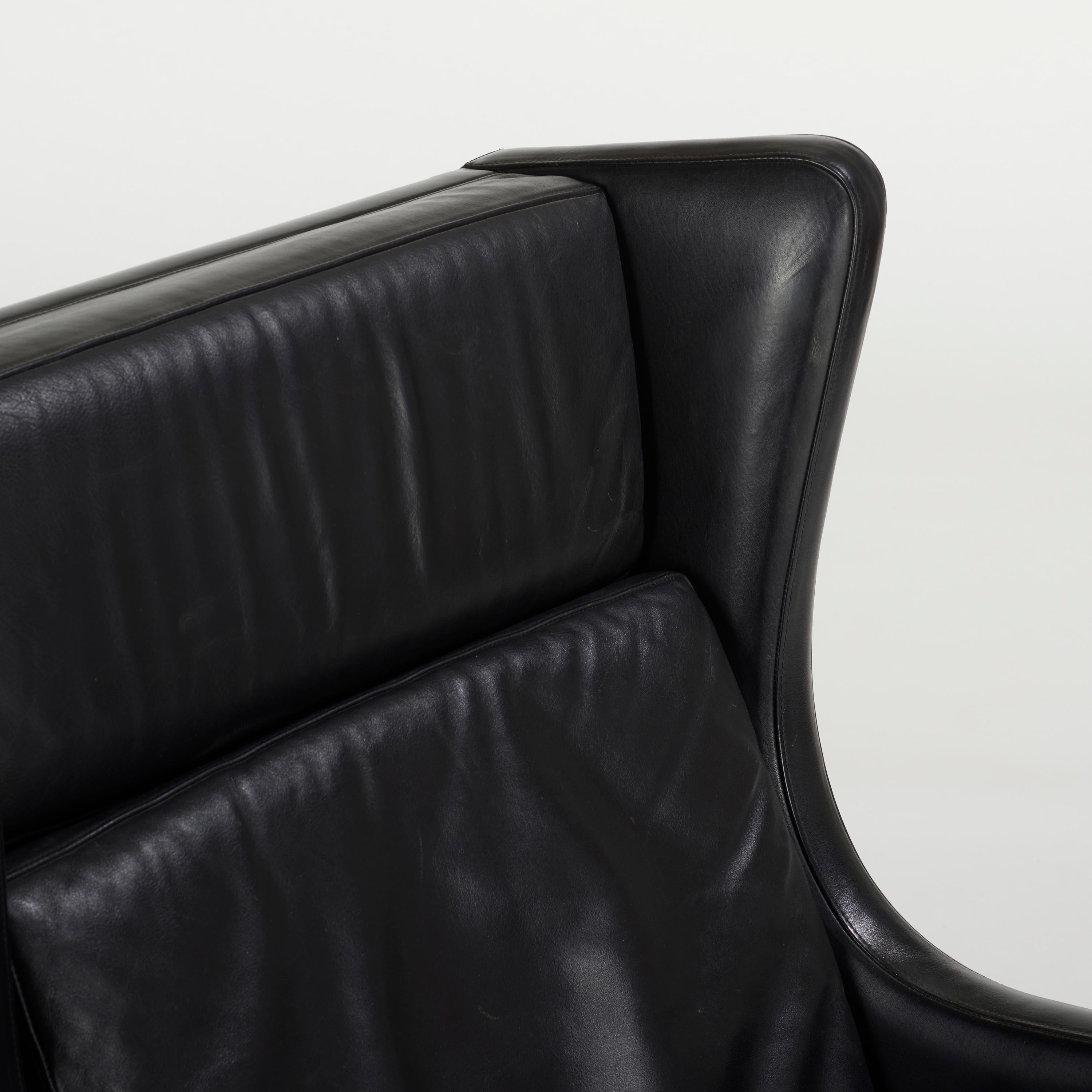 Milieu du XXe siècle Paire de chaises danoises à dossier Wingback tapissées de cuir noir en vente