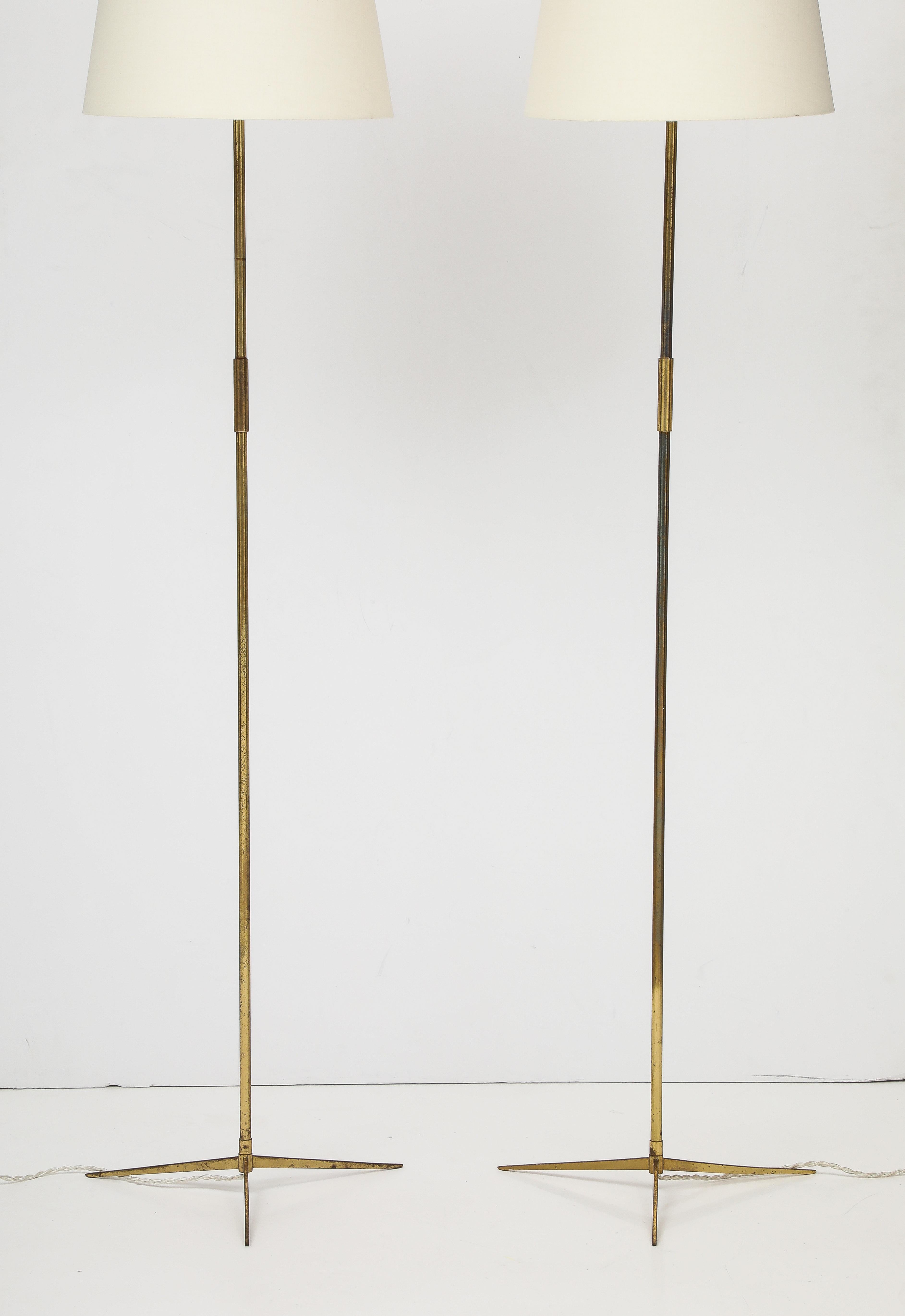 Scandinave moderne Paire de danois  Lampadaires - Laiton en vente