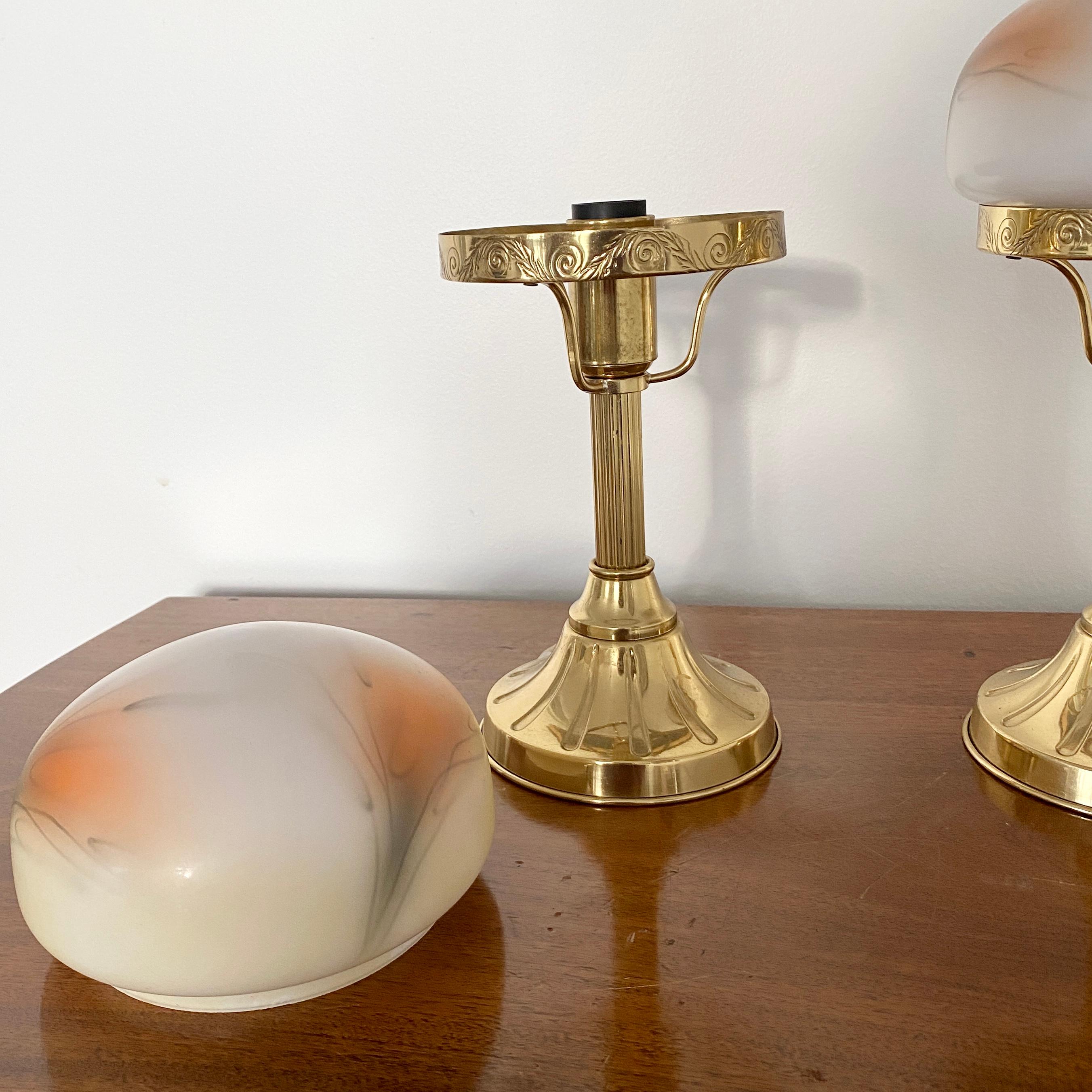 Paar dänische Messing-Tischlampen mit Opalkugeln aus Messing von Strinberg im Angebot 4