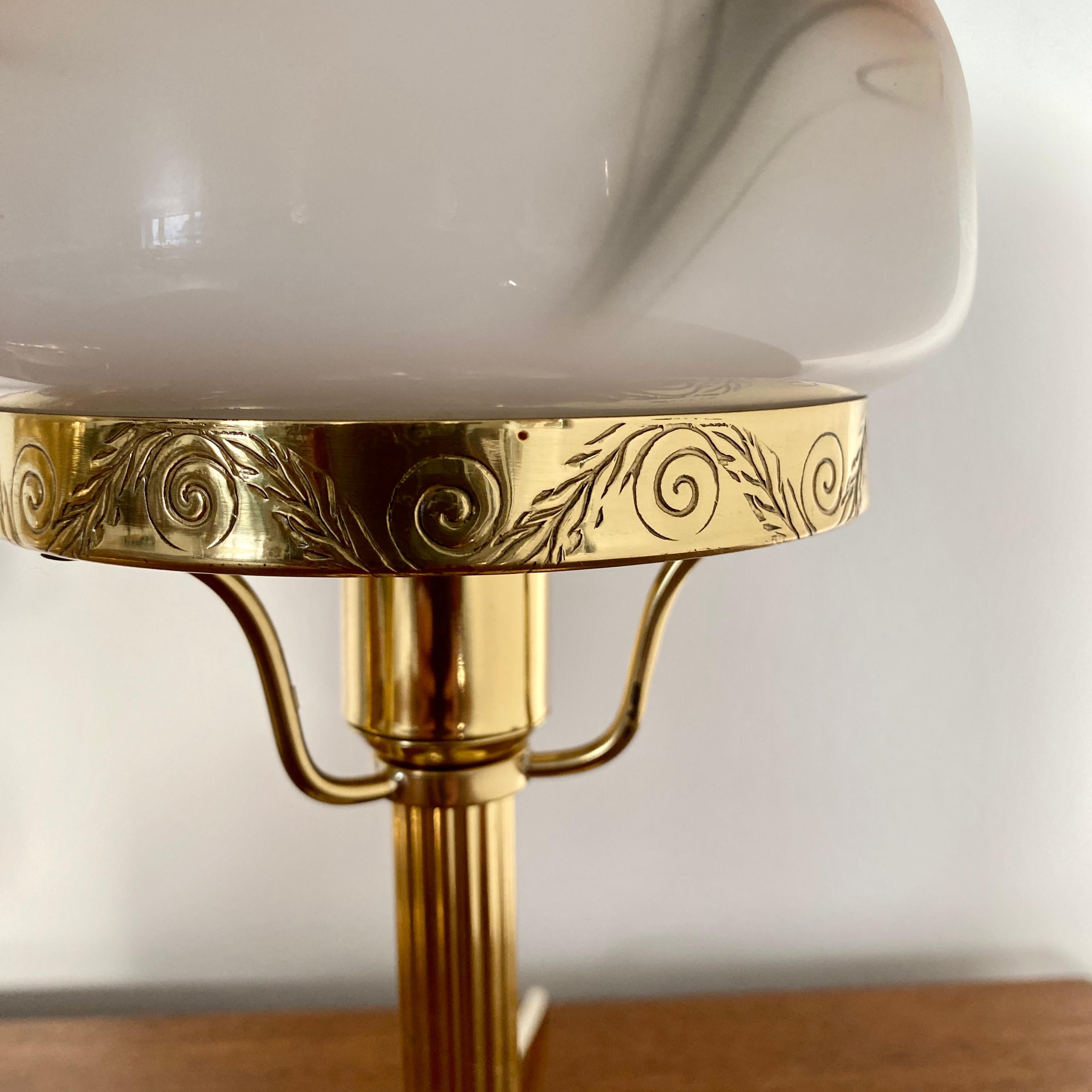 Paar dänische Messing-Tischlampen mit Opalkugeln aus Messing von Strinberg (Arts and Crafts) im Angebot