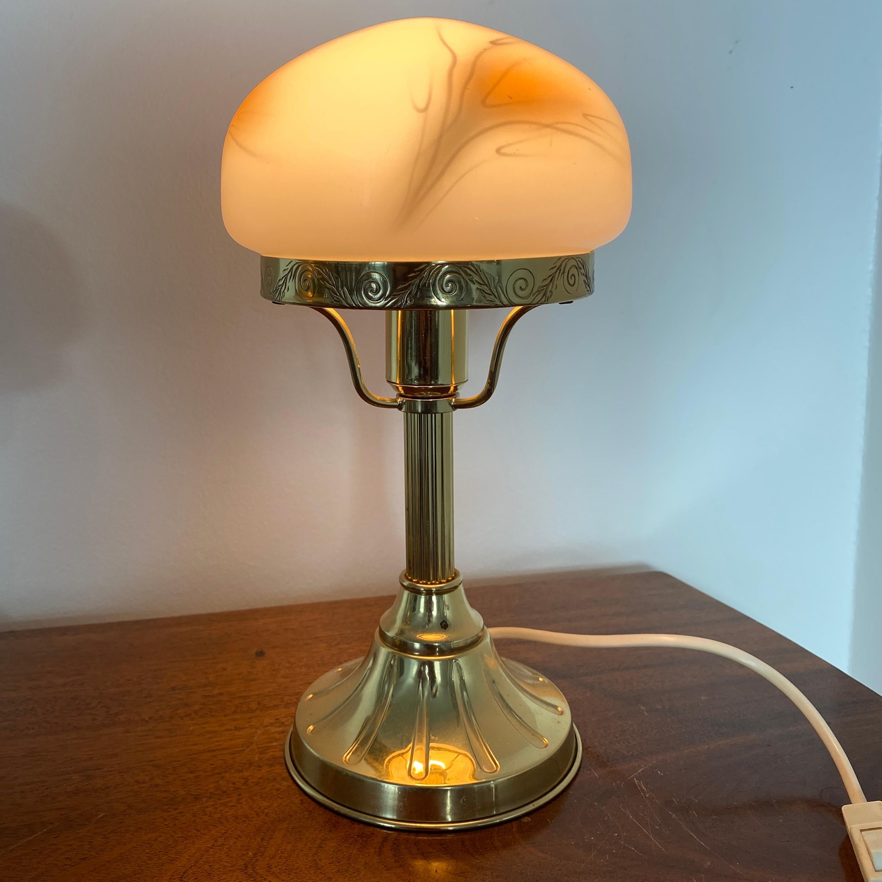 Paar dänische Messing-Tischlampen mit Opalkugeln aus Messing von Strinberg im Angebot 1