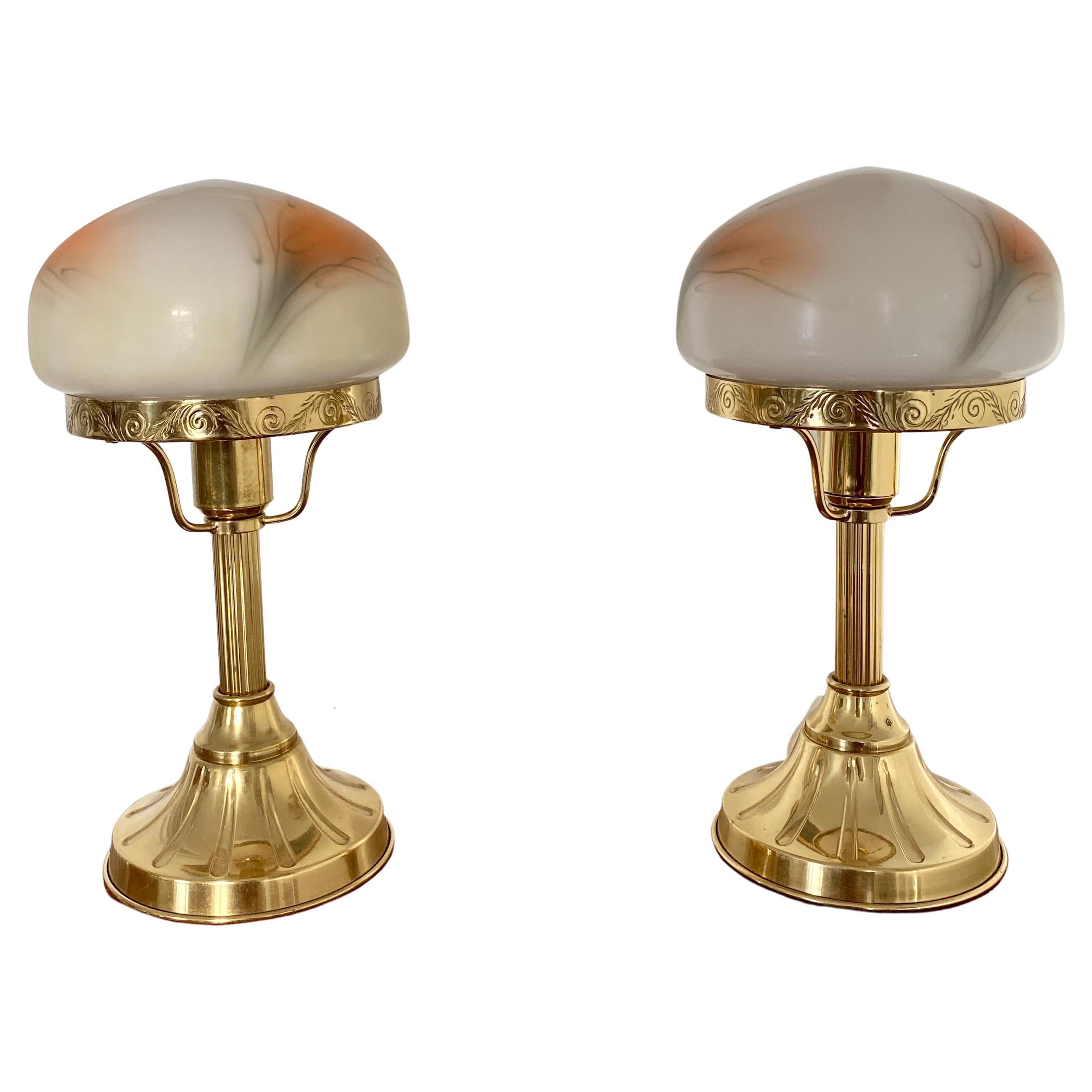 Paar dänische Messing-Tischlampen mit Opalkugeln aus Messing von Strinberg im Angebot