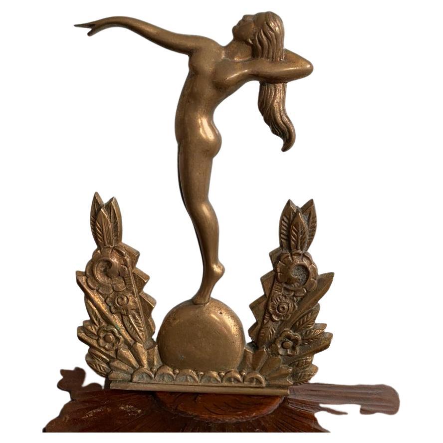Zwei charmante Art-Deco-Wandleuchter aus Bronze und Milchglas, Dänemark CIRCA 1920. Auf jedem Wandleuchter ist ein Abguss einer nackten Frau mit langem Haar zu sehen, die einen Arm in Richtung des anderen Wandleuchters ausstreckt.