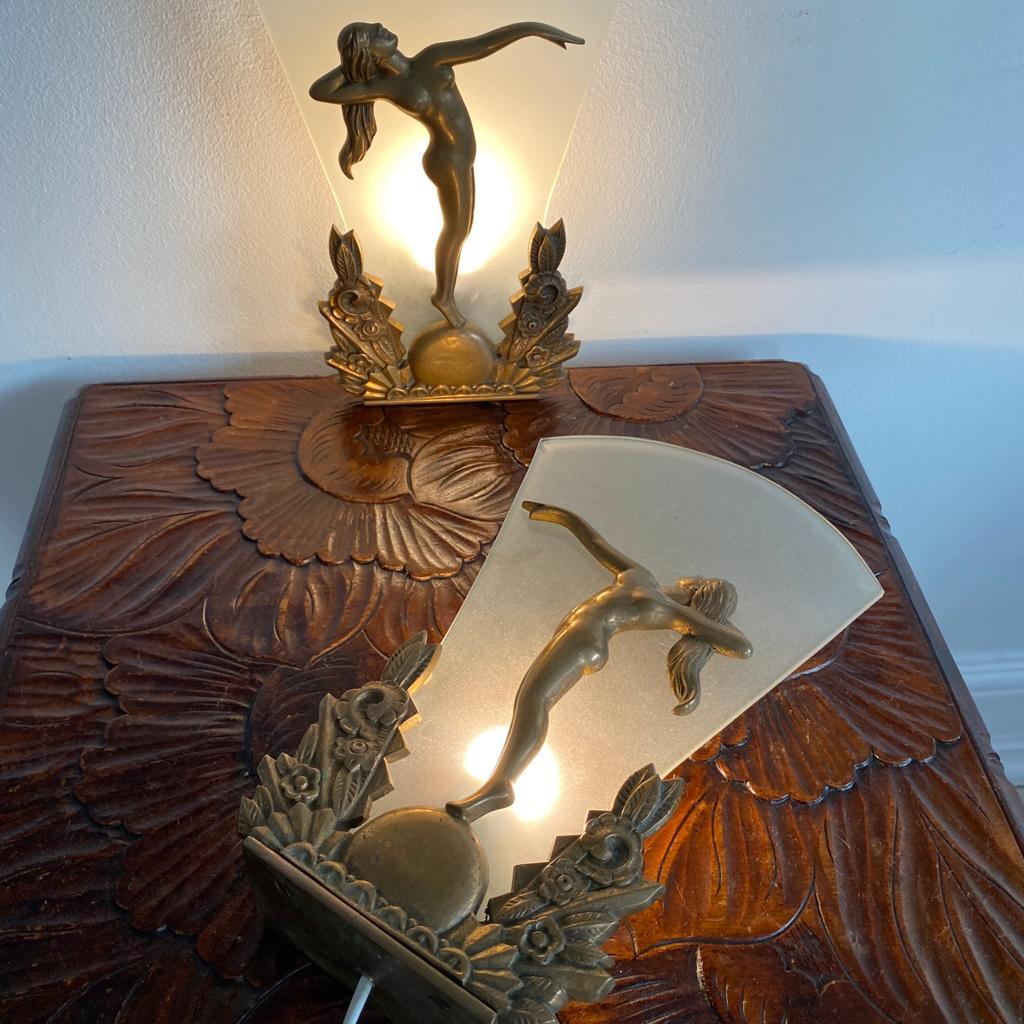 Paar dänische Art-Déco-Wandleuchter aus Bronze und mattiertem Glas (Dänisch) im Angebot