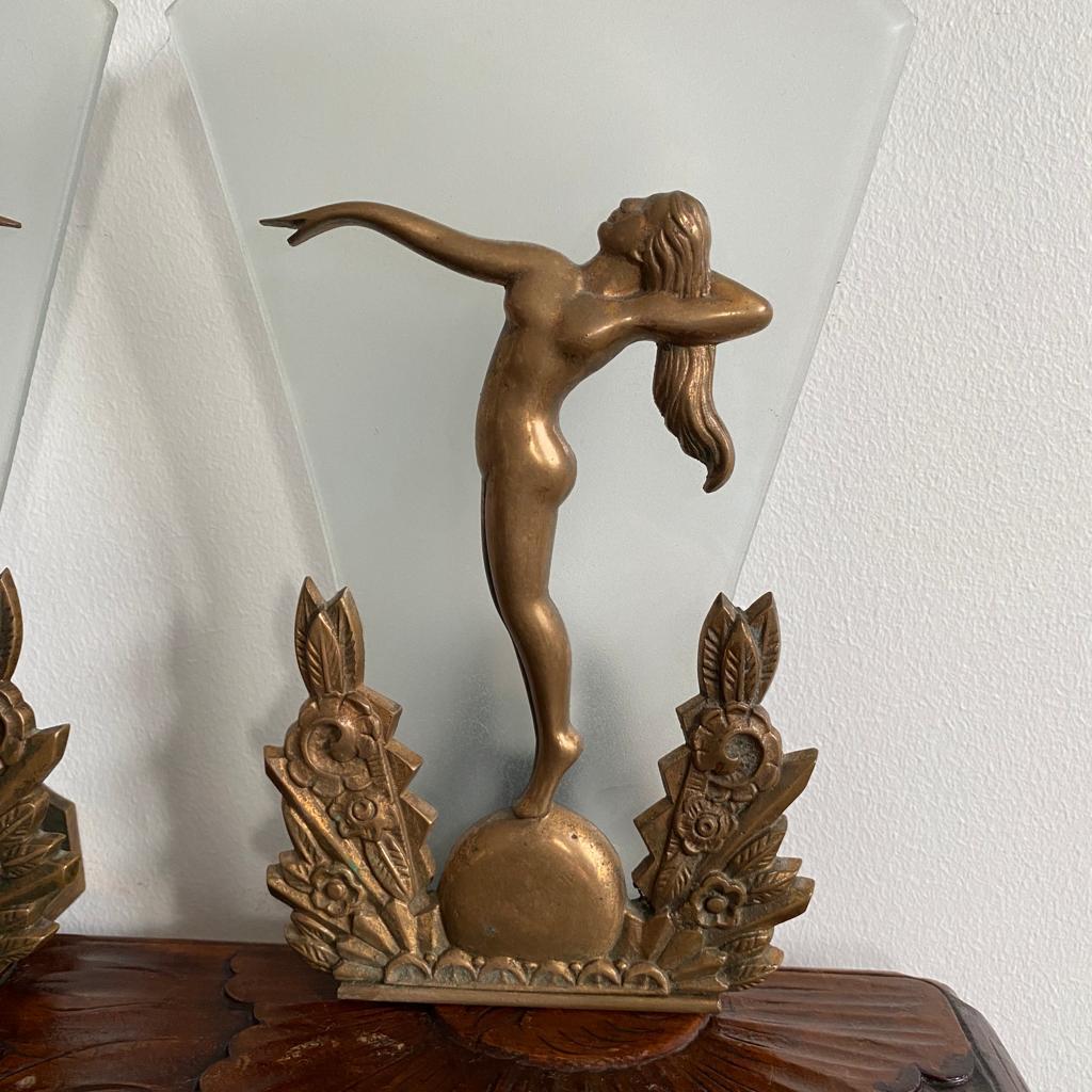 Paar dänische Art-Déco-Wandleuchter aus Bronze und mattiertem Glas (Gegossen) im Angebot