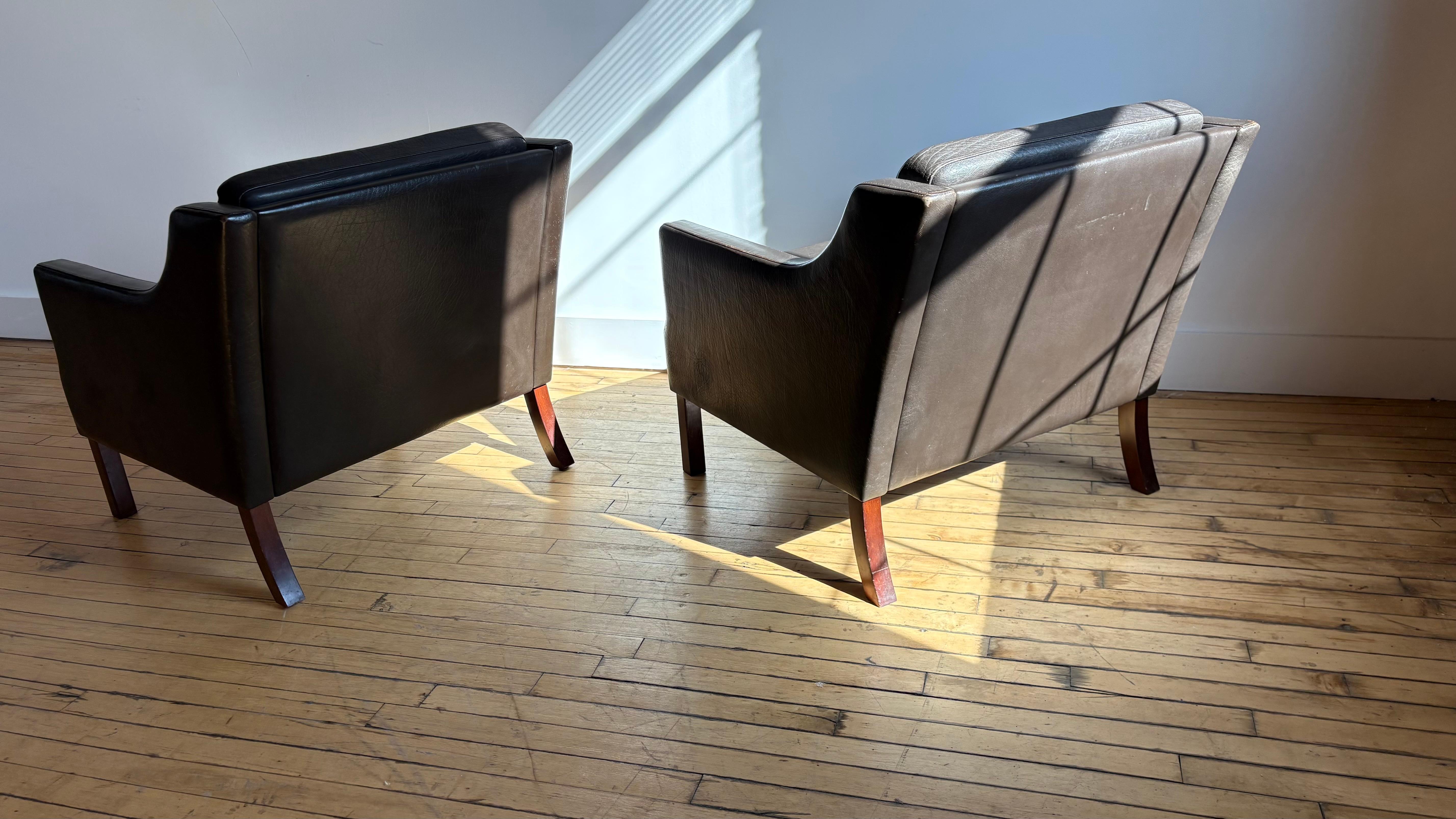 Paire de fauteuils club danois en cuir brun en vente 3