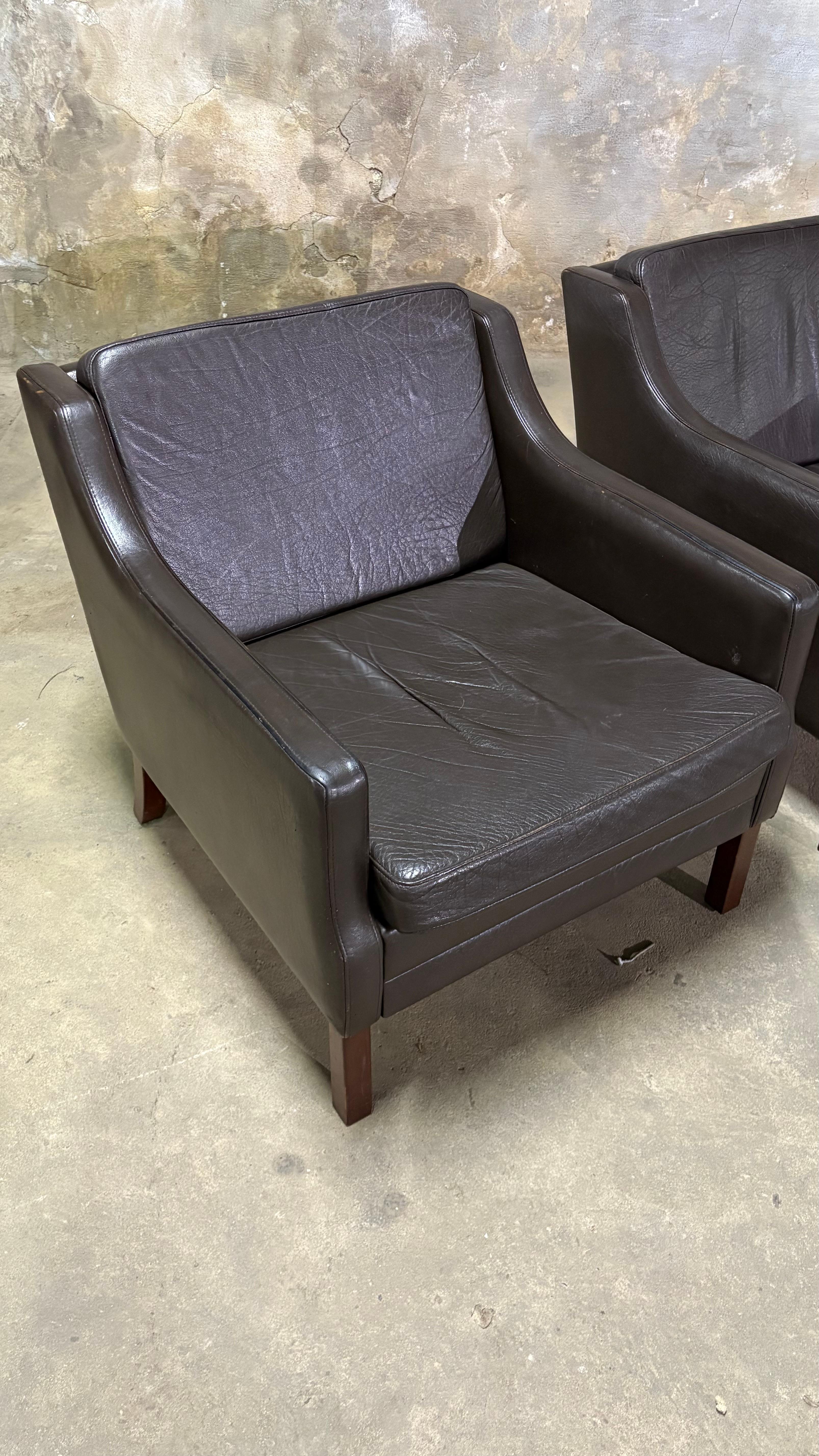 Paire de fauteuils club danois en cuir brun en vente 4